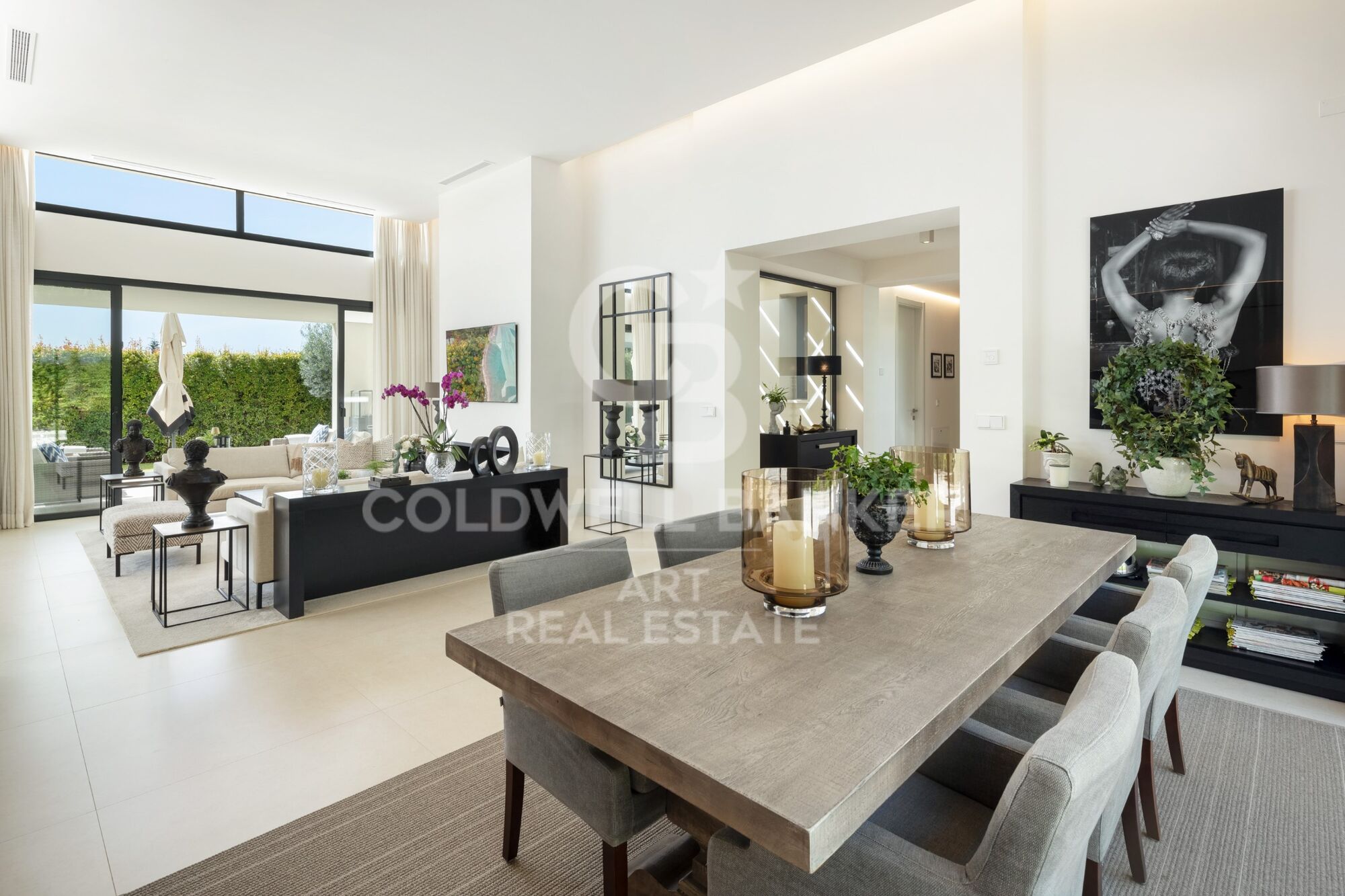 Moderne Neubauvilla in Nueva Andalucía mit Meerblick