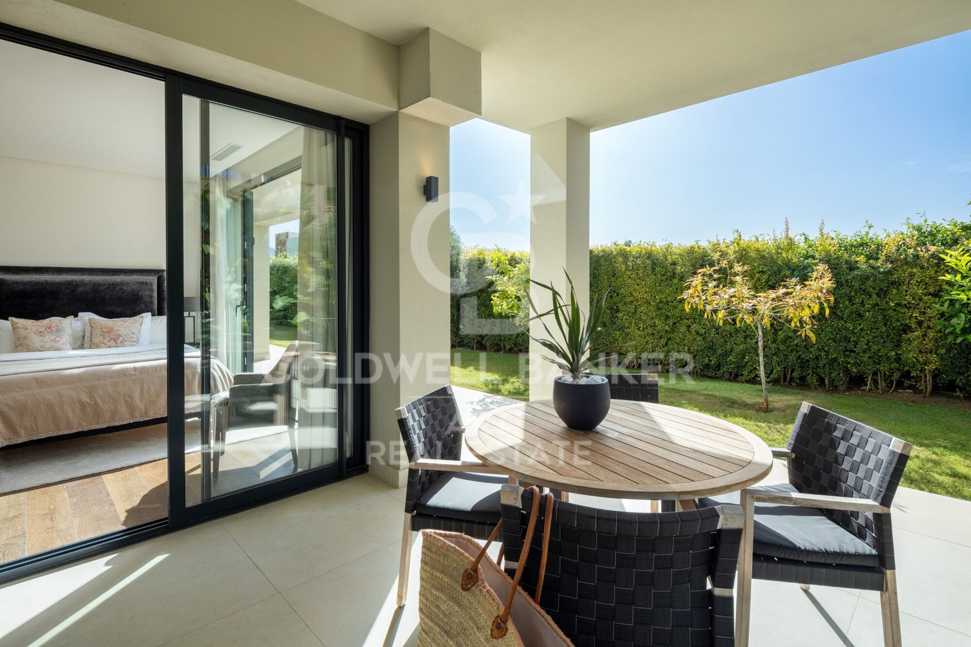 Moderne Neubauvilla in Nueva Andalucía mit Meerblick