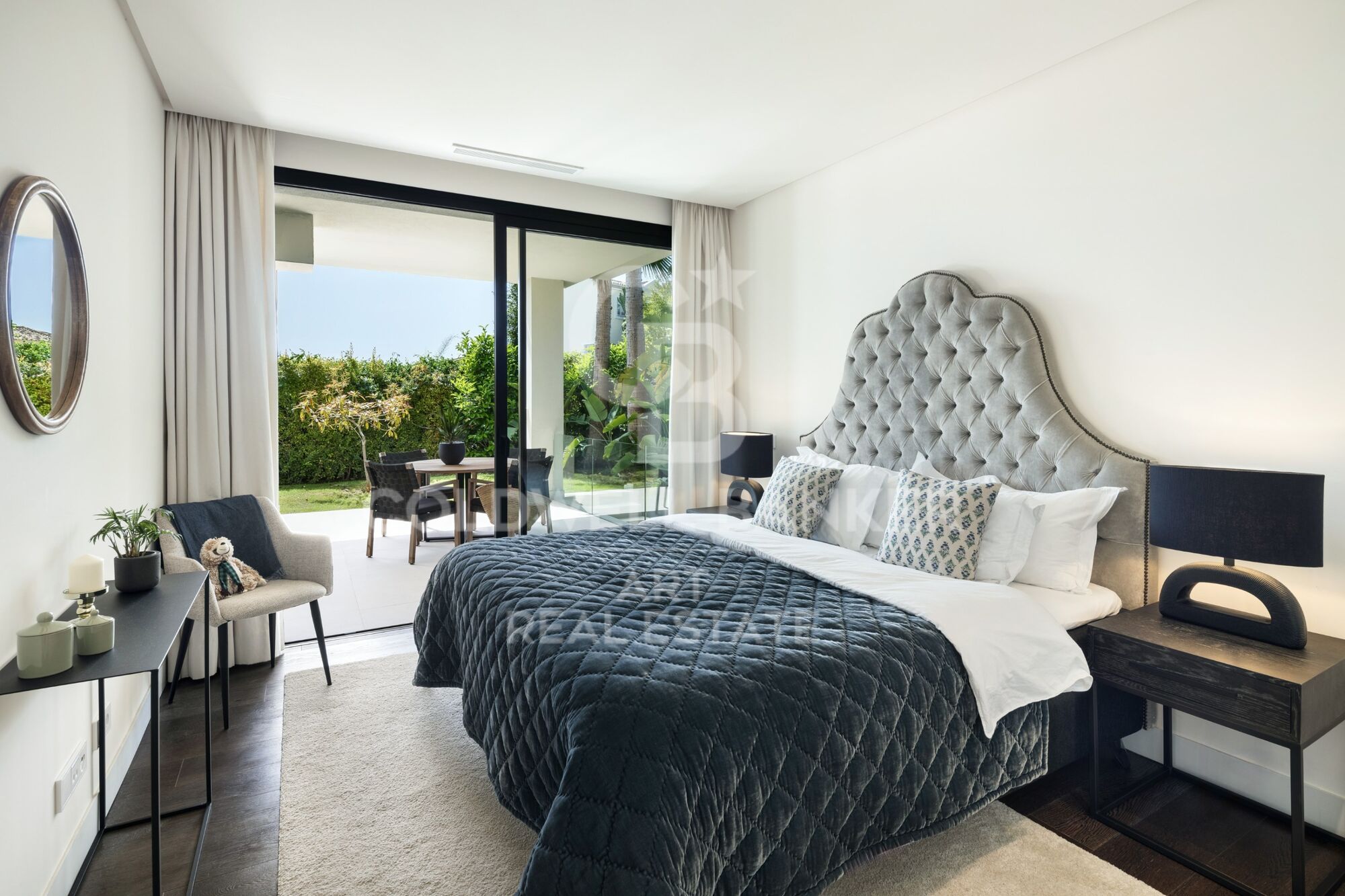 Moderne Neubauvilla in Nueva Andalucía mit Meerblick