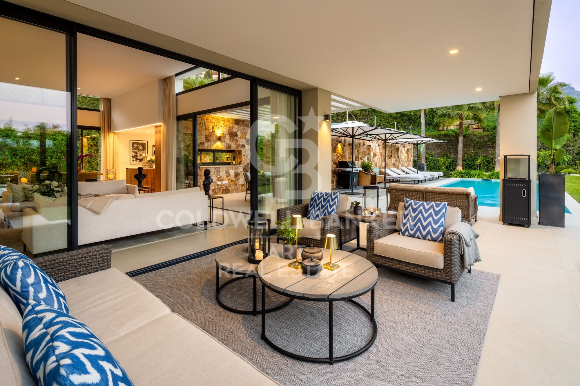 Moderne Neubauvilla in Nueva Andalucía mit Meerblick