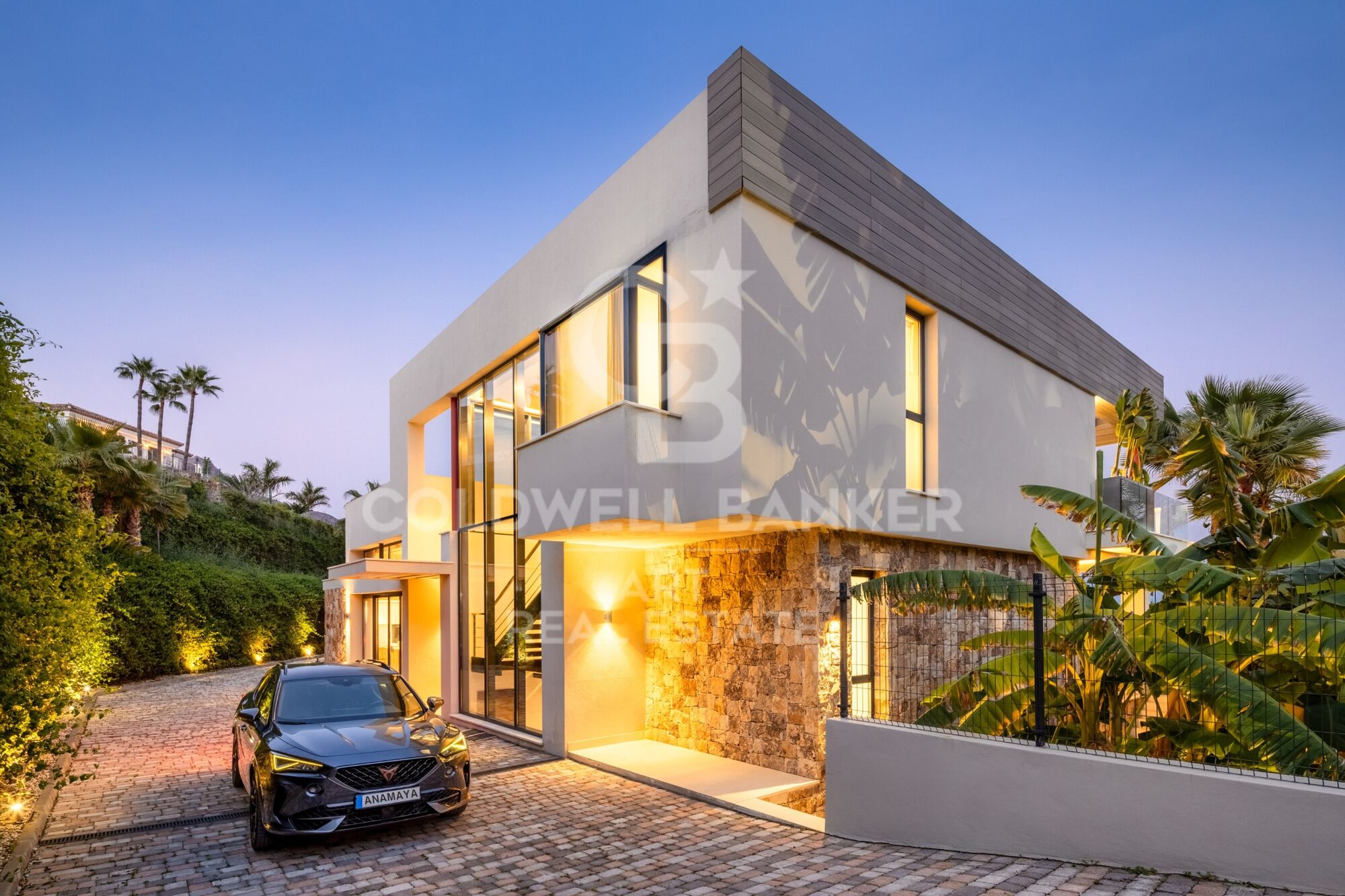 Moderne Neubauvilla in Nueva Andalucía mit Meerblick