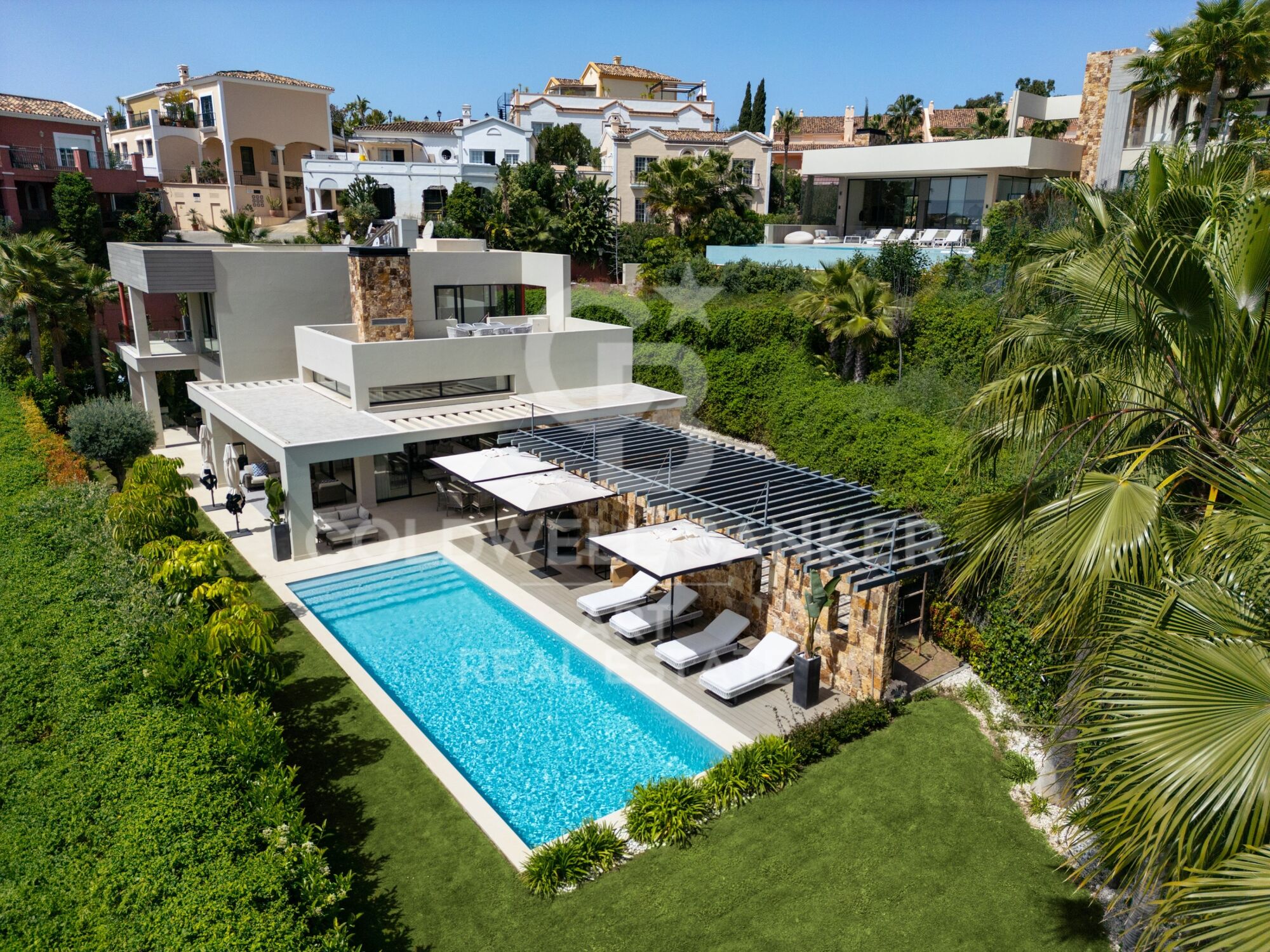 Moderne Neubauvilla in Nueva Andalucía mit Meerblick