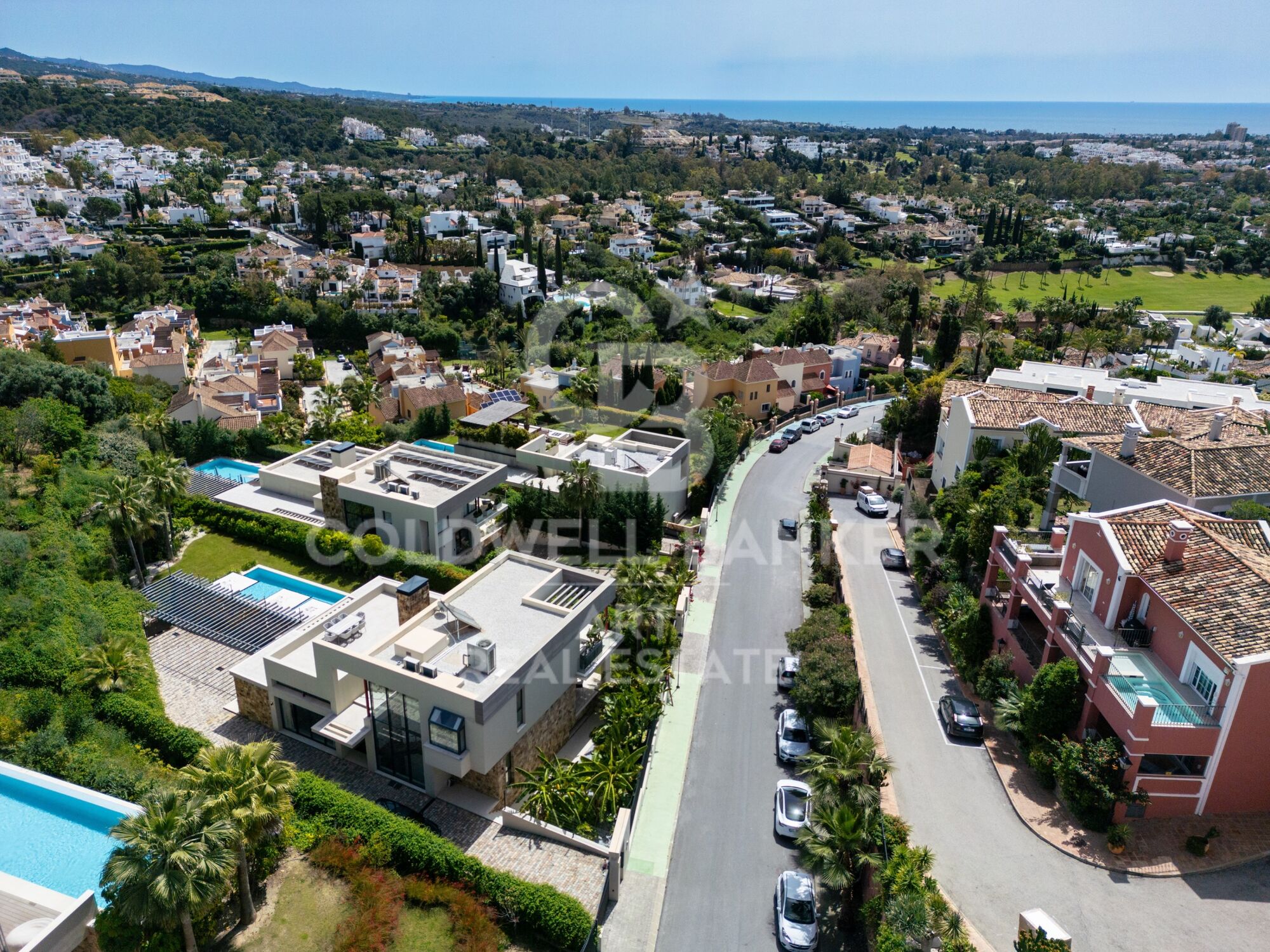 Moderne Neubauvilla in Nueva Andalucía mit Meerblick