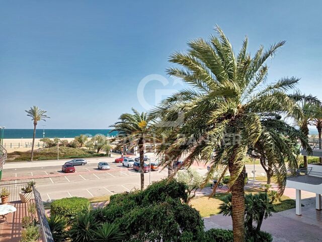 Apartment on the seafront in Empuriabrava