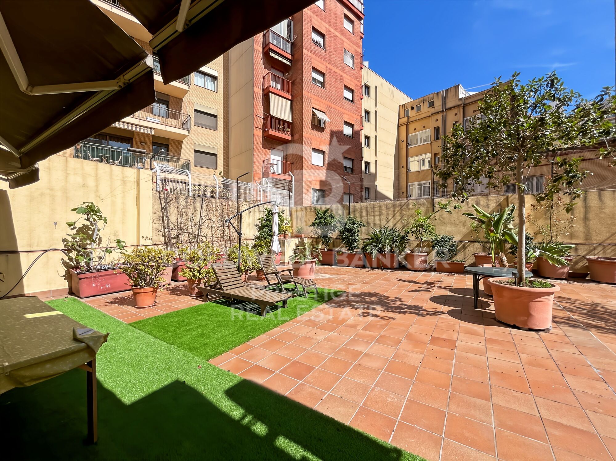 Appartement avec terrasse en location saisonnière à El Clot