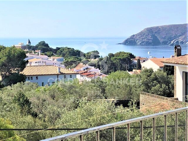 Apartment with sea views in the center of Cadaqués