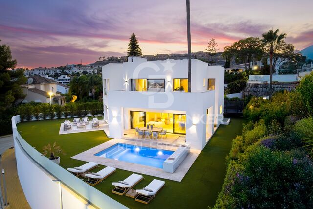 Villa contemporánea en primera línea de Golf en Atalaya- Estepona