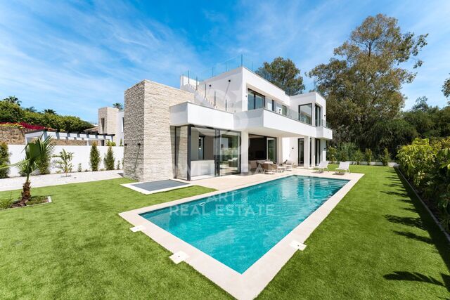 Villa moderne avec solarium à Estepona
