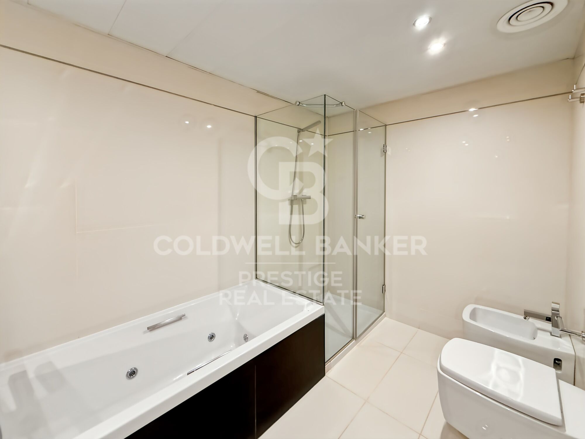 Luxus-Duplex-Penthouse mit privatem Pool direkt am Meer