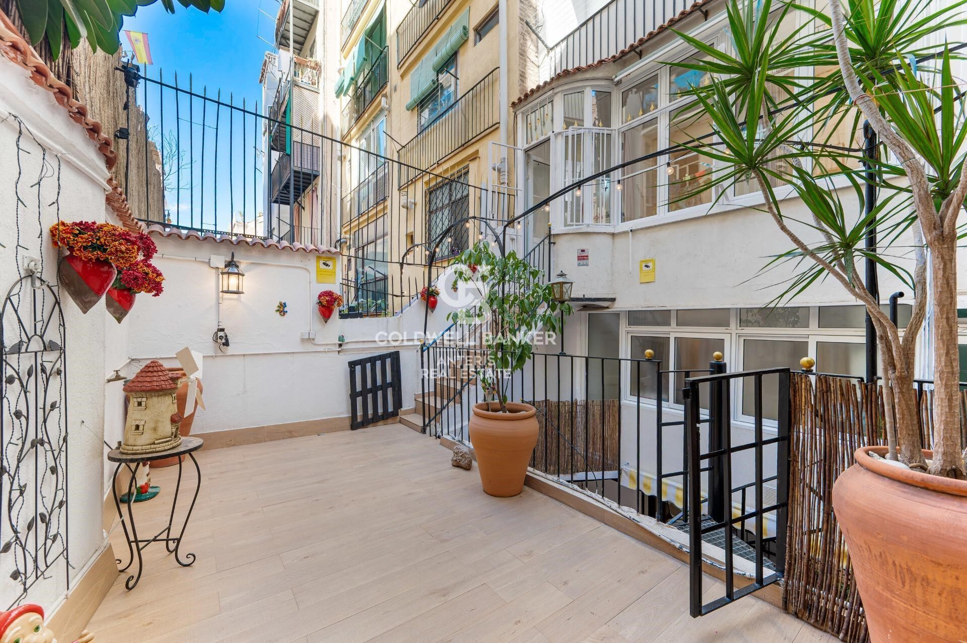 Tríplex de 200 m² con dos terrazas privadas y ascensor en finca regia junto a Montjuïc