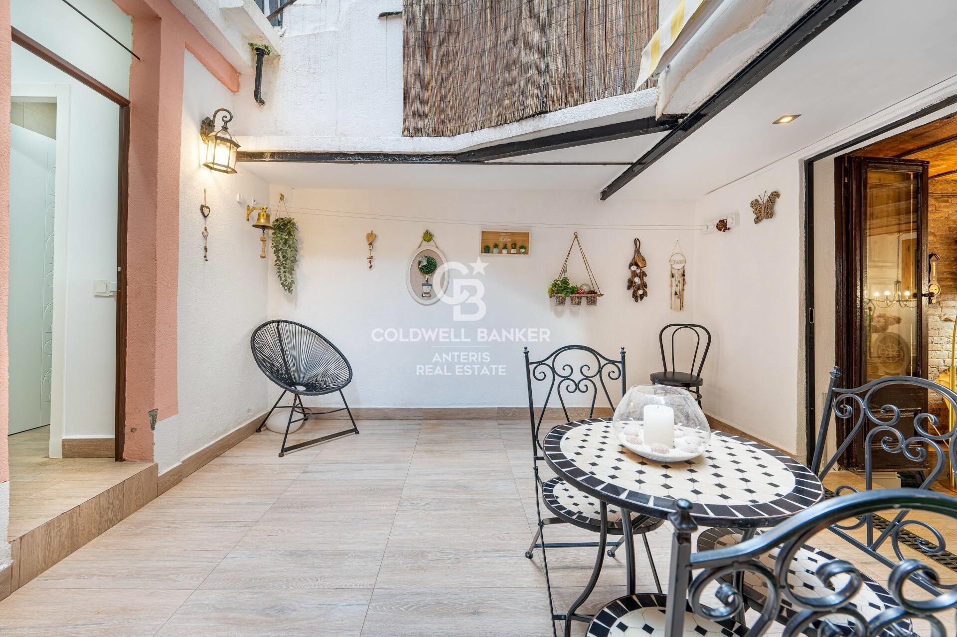 Tríplex de 200 m² con dos terrazas privadas y ascensor en finca regia junto a Montjuïc