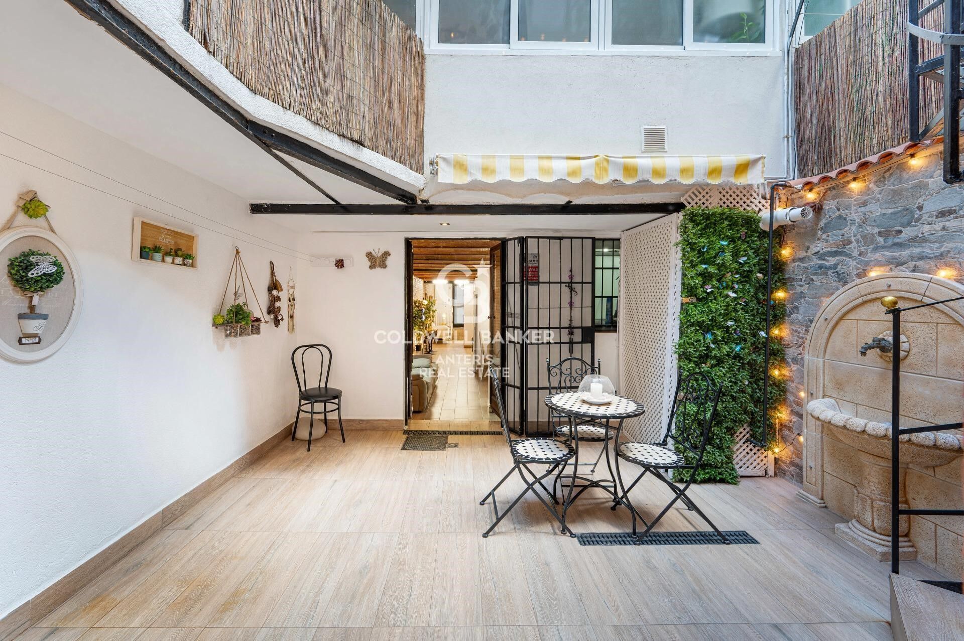 Tríplex de 200 m² con dos terrazas privadas y ascensor en finca regia junto a Montjuïc