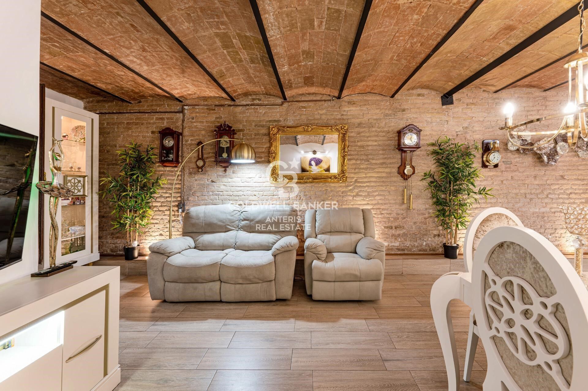 Tríplex de 200 m² con dos terrazas privadas y ascensor en finca regia junto a Montjuïc