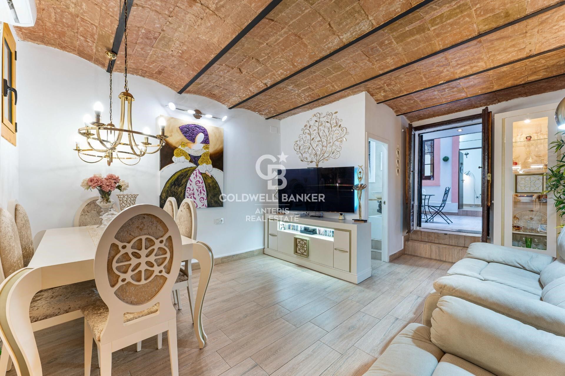 Tríplex de 200 m² con dos terrazas privadas y ascensor en finca regia junto a Montjuïc