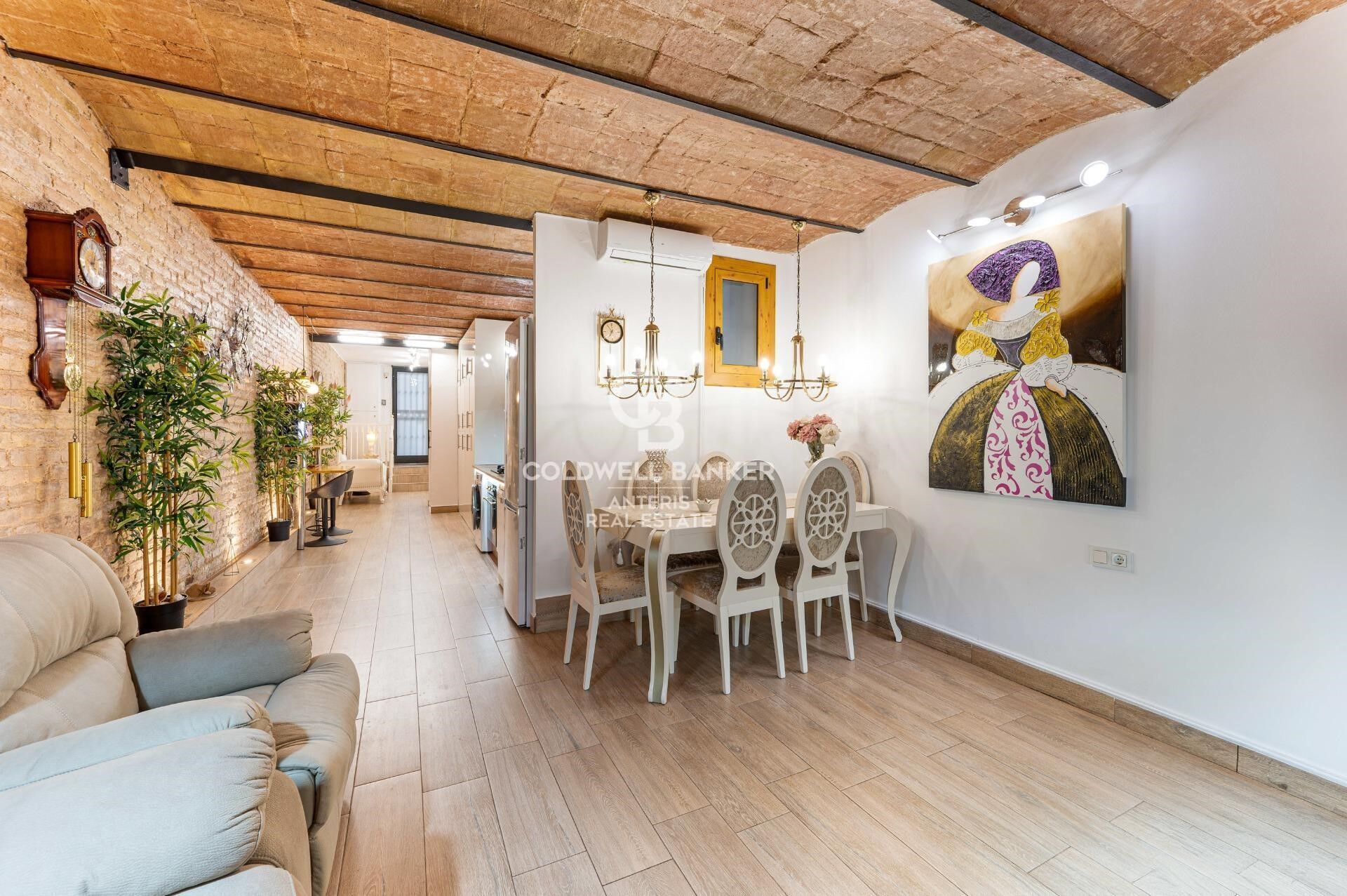 Tríplex de 200 m² con dos terrazas privadas y ascensor en finca regia junto a Montjuïc