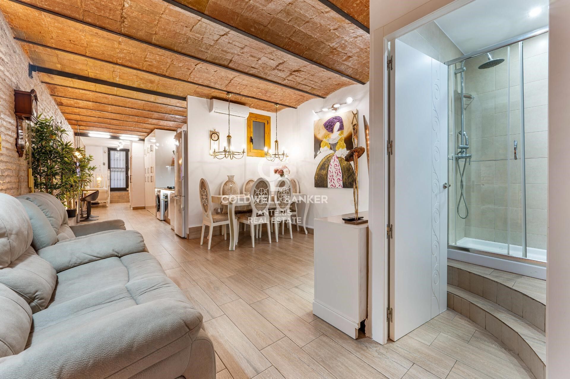 Tríplex de 200 m² con dos terrazas privadas y ascensor en finca regia junto a Montjuïc