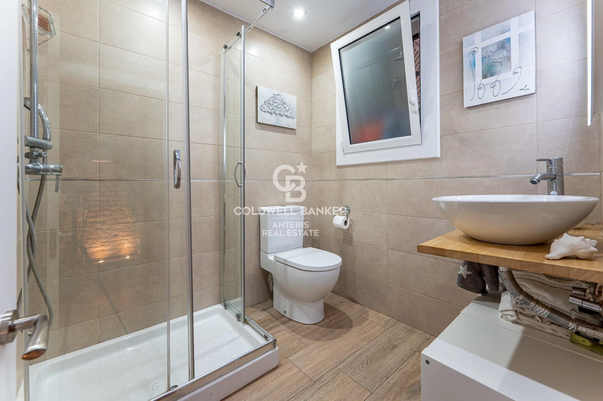 Tríplex de 200 m² con dos terrazas privadas y ascensor en finca regia junto a Montjuïc