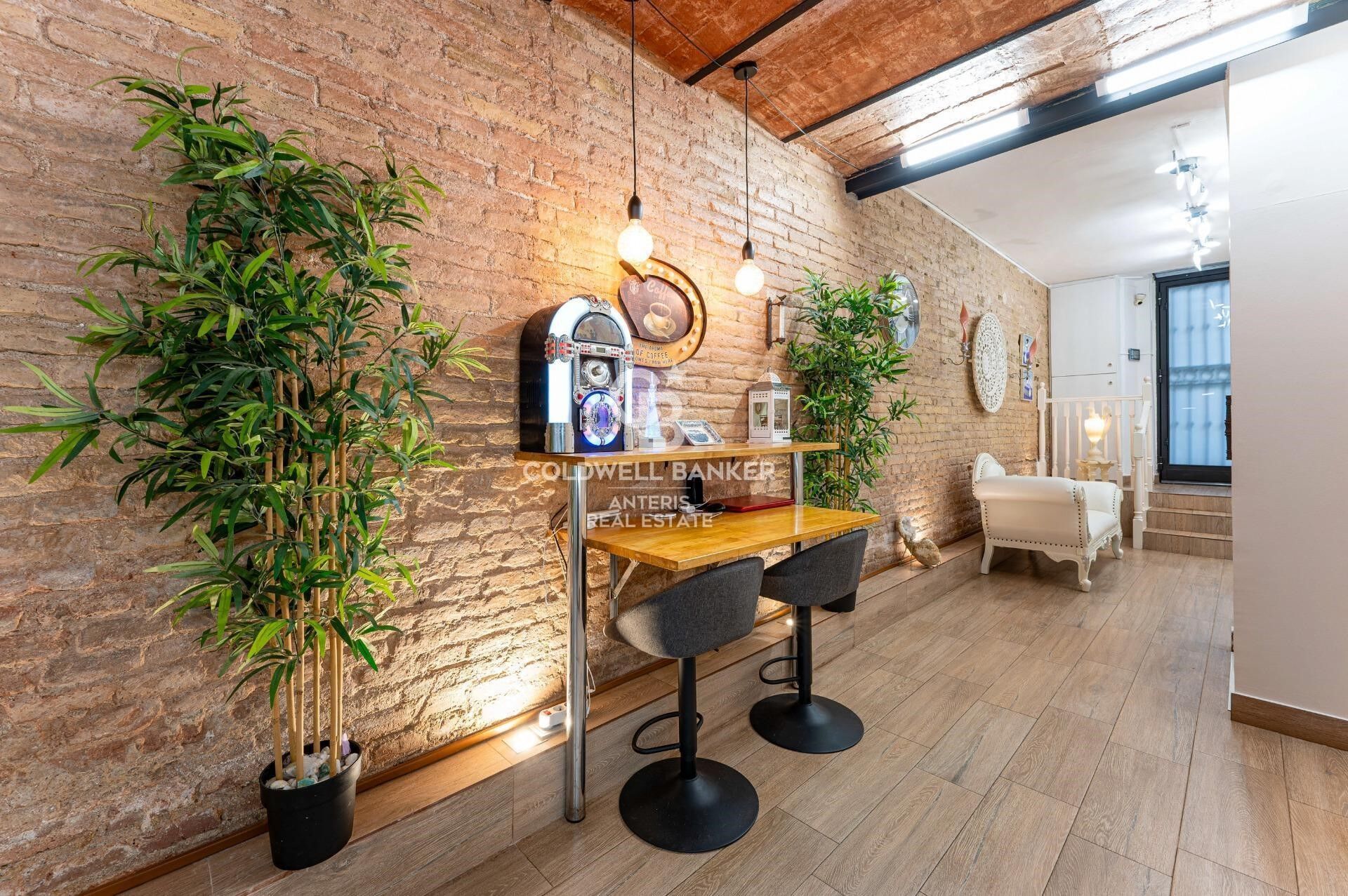 Tríplex de 200 m² con dos terrazas privadas y ascensor en finca regia junto a Montjuïc
