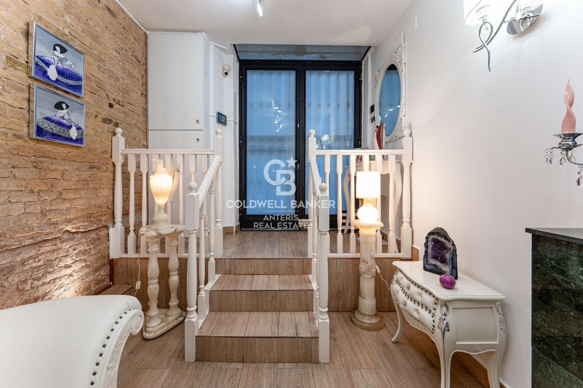 Tríplex de 200 m² con dos terrazas privadas y ascensor en finca regia junto a Montjuïc