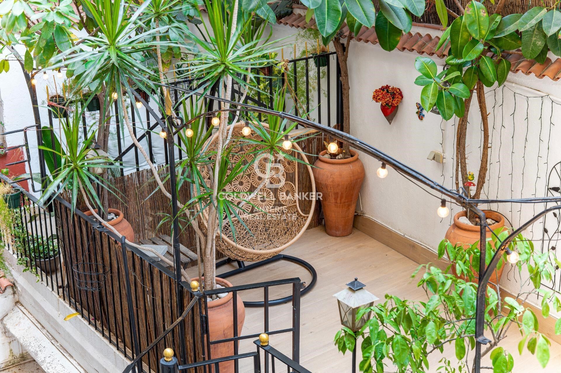 Tríplex de 200 m² con dos terrazas privadas y ascensor en finca regia junto a Montjuïc