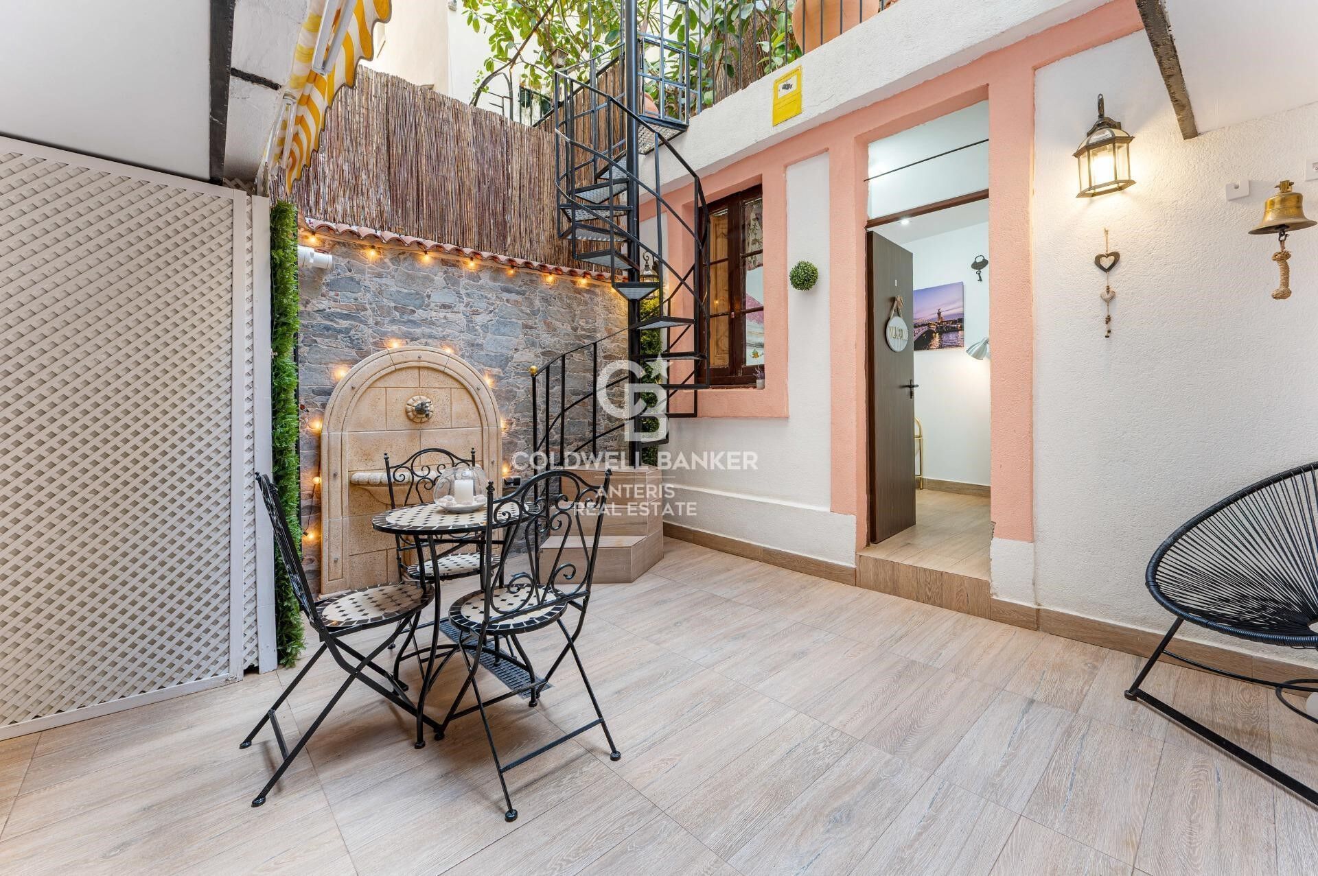 Tríplex de 200 m² con dos terrazas privadas y ascensor en finca regia junto a Montjuïc