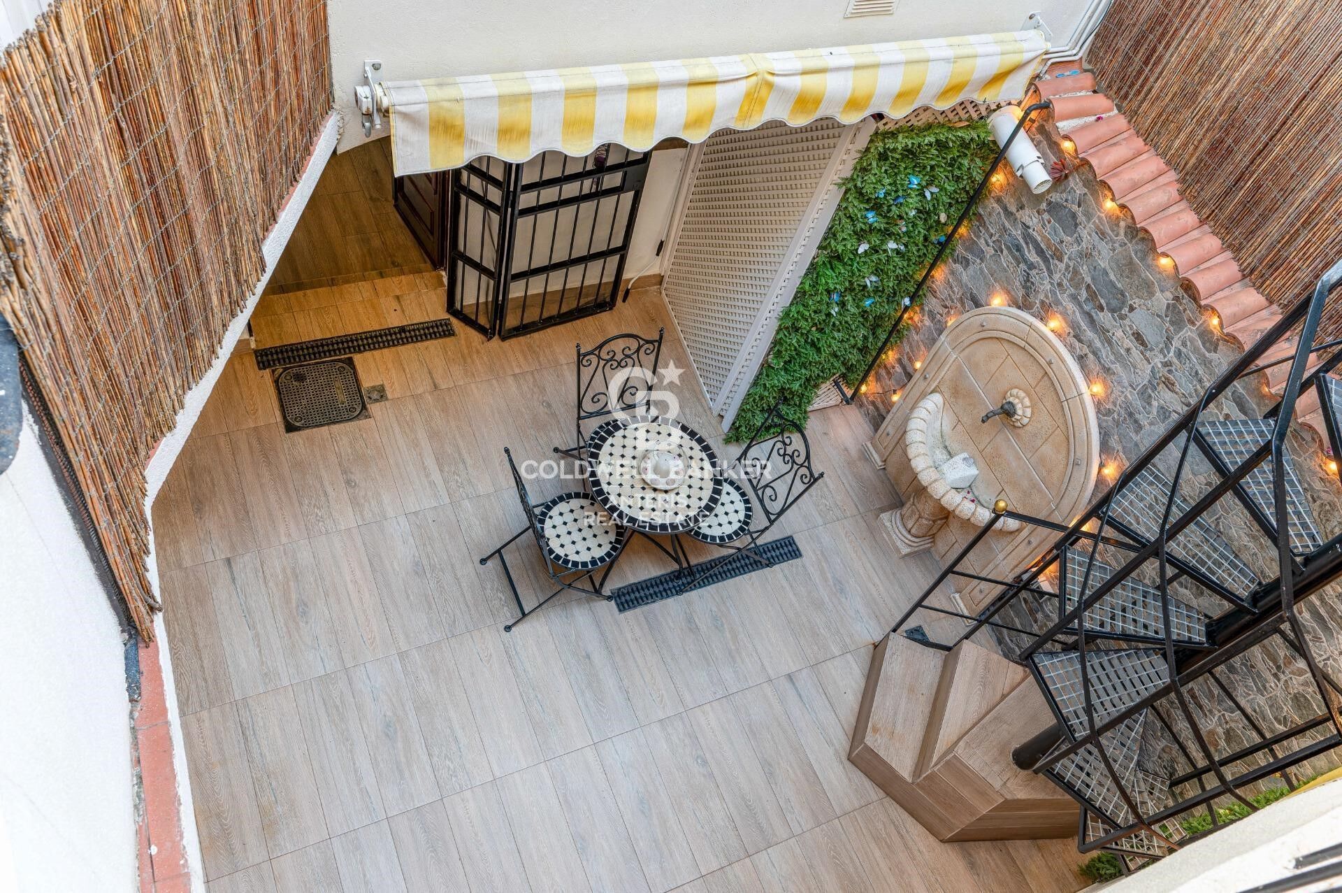 Tríplex de 200 m² con dos terrazas privadas y ascensor en finca regia junto a Montjuïc