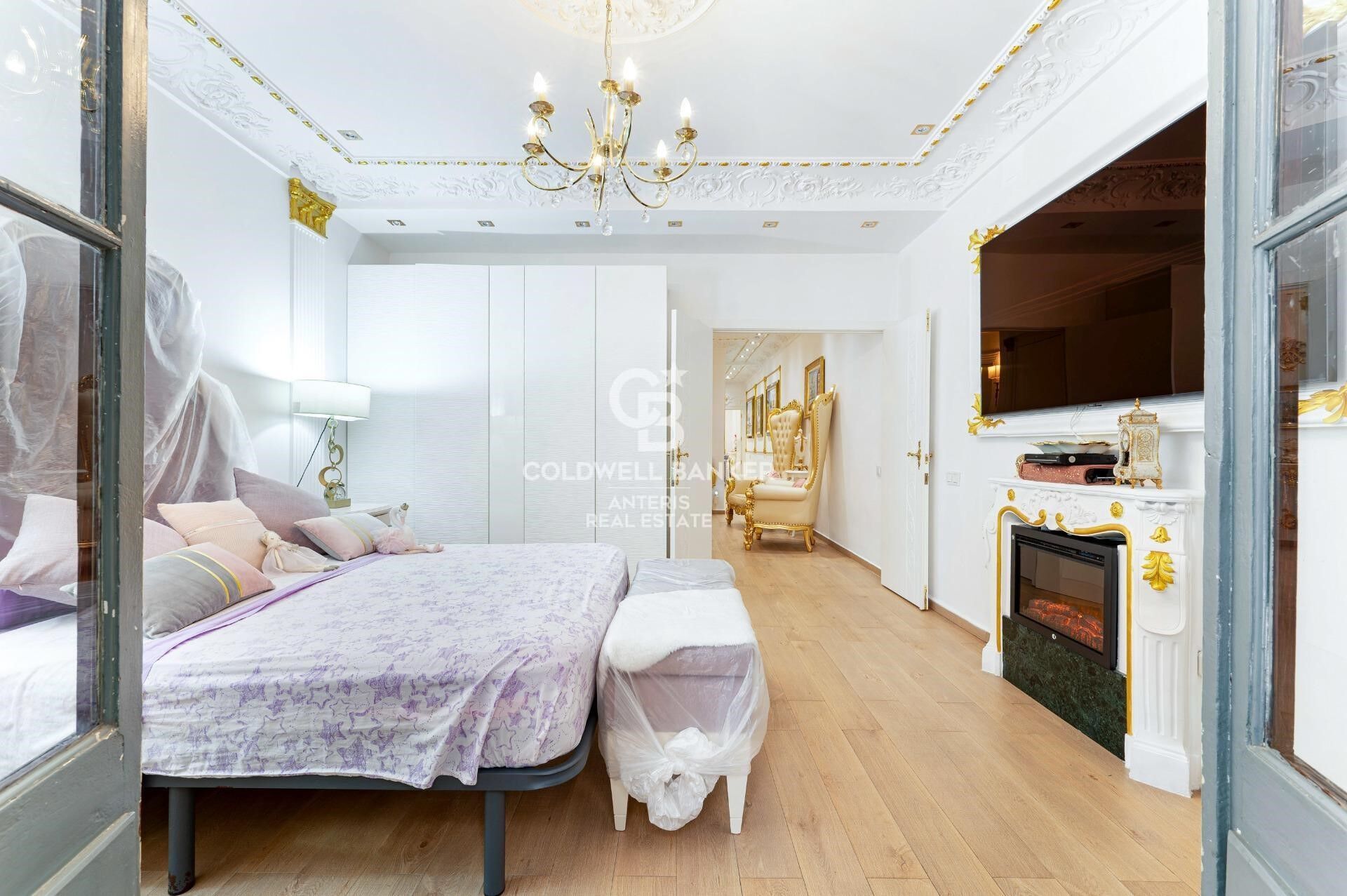 Tríplex de 200 m² con dos terrazas privadas y ascensor en finca regia junto a Montjuïc