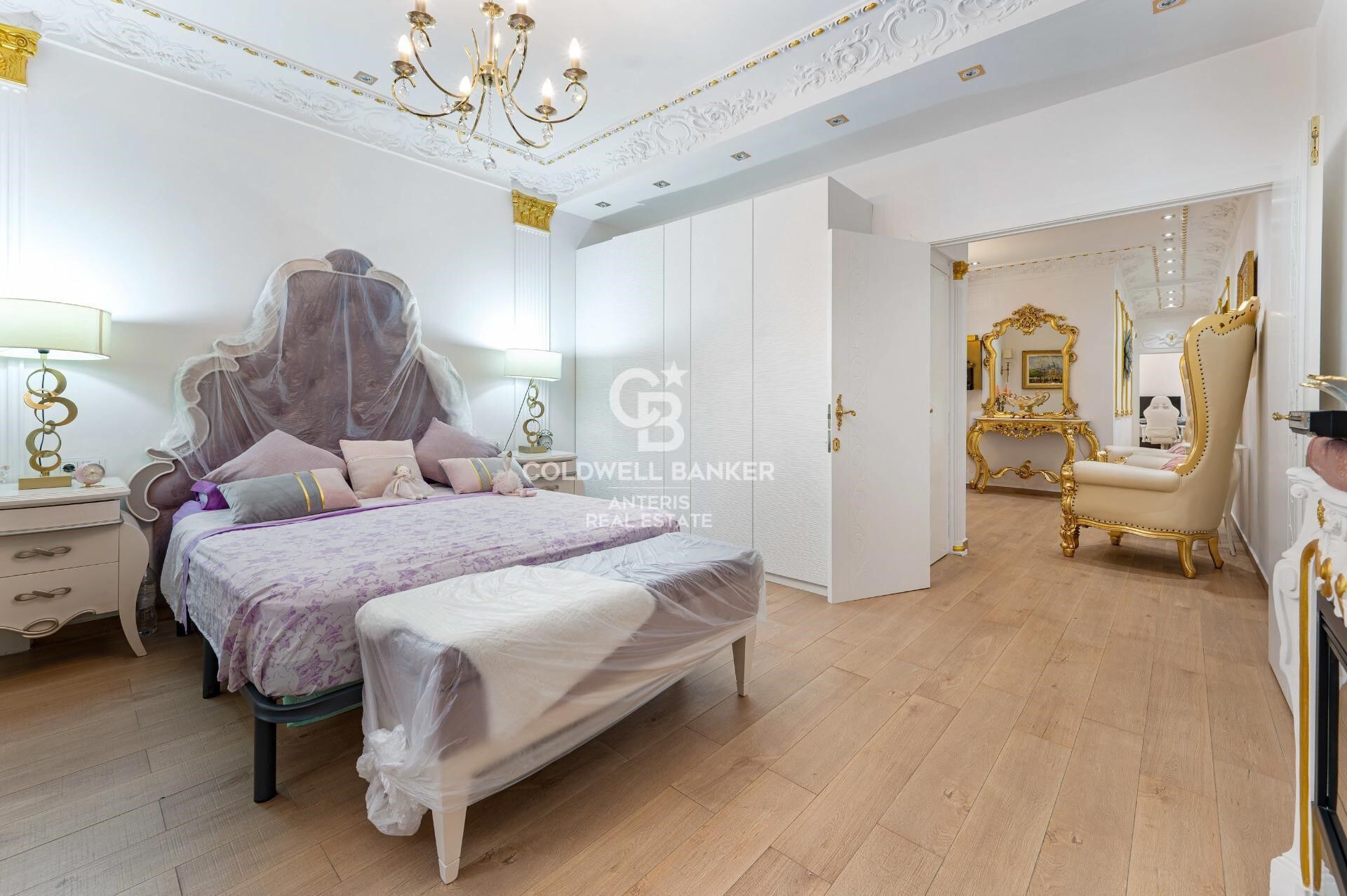Tríplex de 200 m² con dos terrazas privadas y ascensor en finca regia junto a Montjuïc