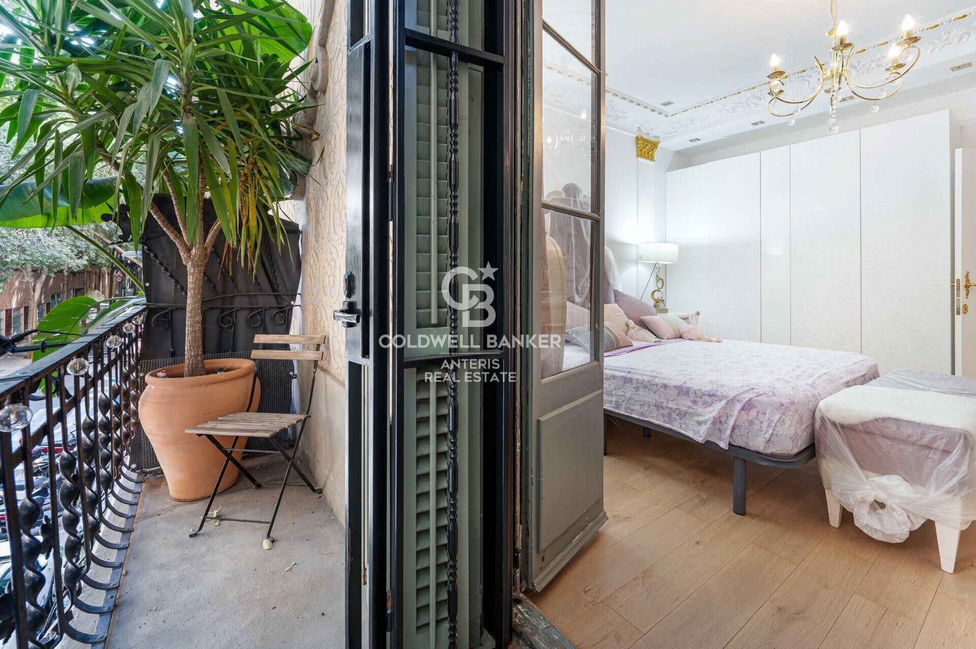 Tríplex de 200 m² con dos terrazas privadas y ascensor en finca regia junto a Montjuïc