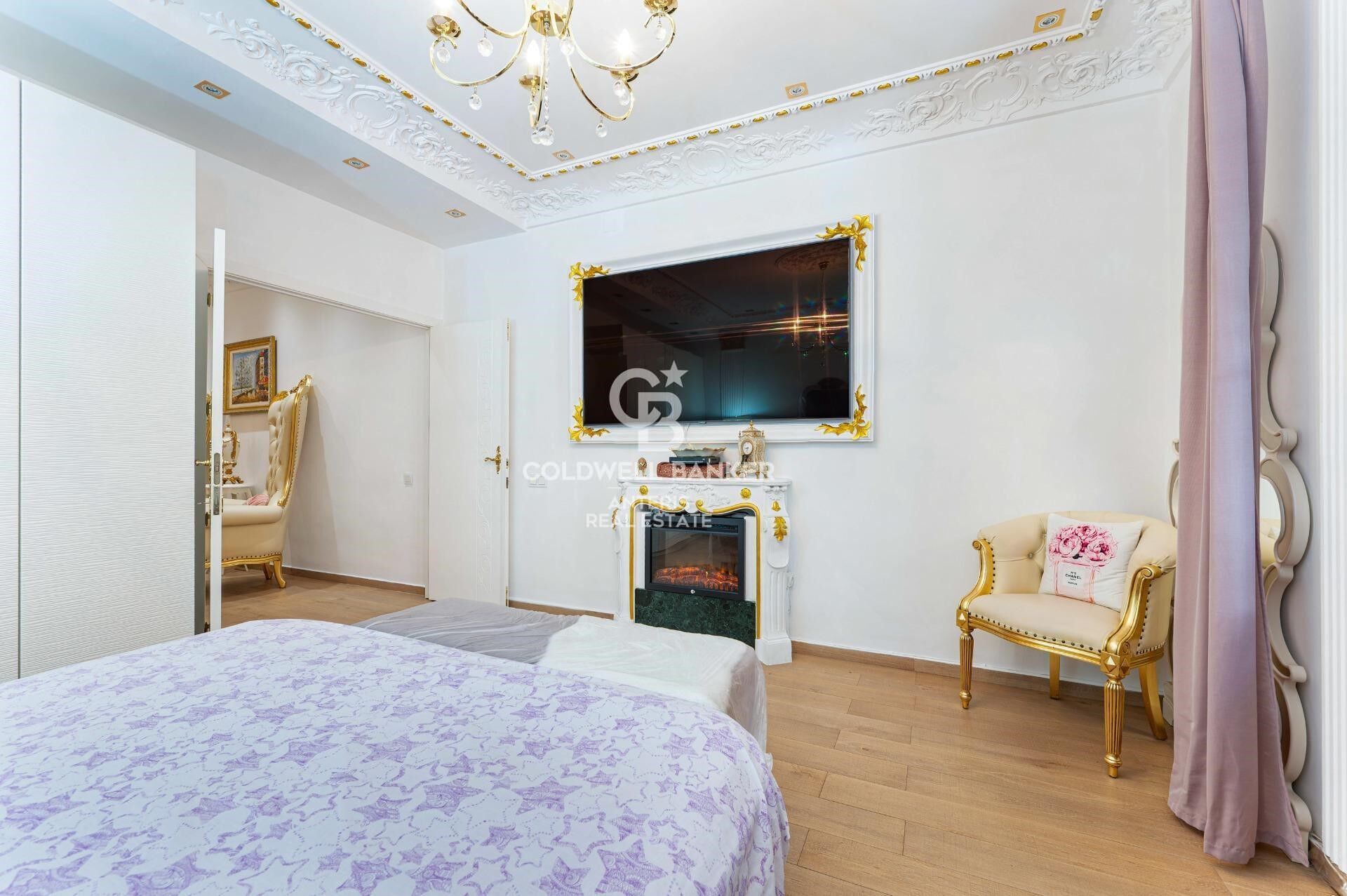 Tríplex de 200 m² con dos terrazas privadas y ascensor en finca regia junto a Montjuïc