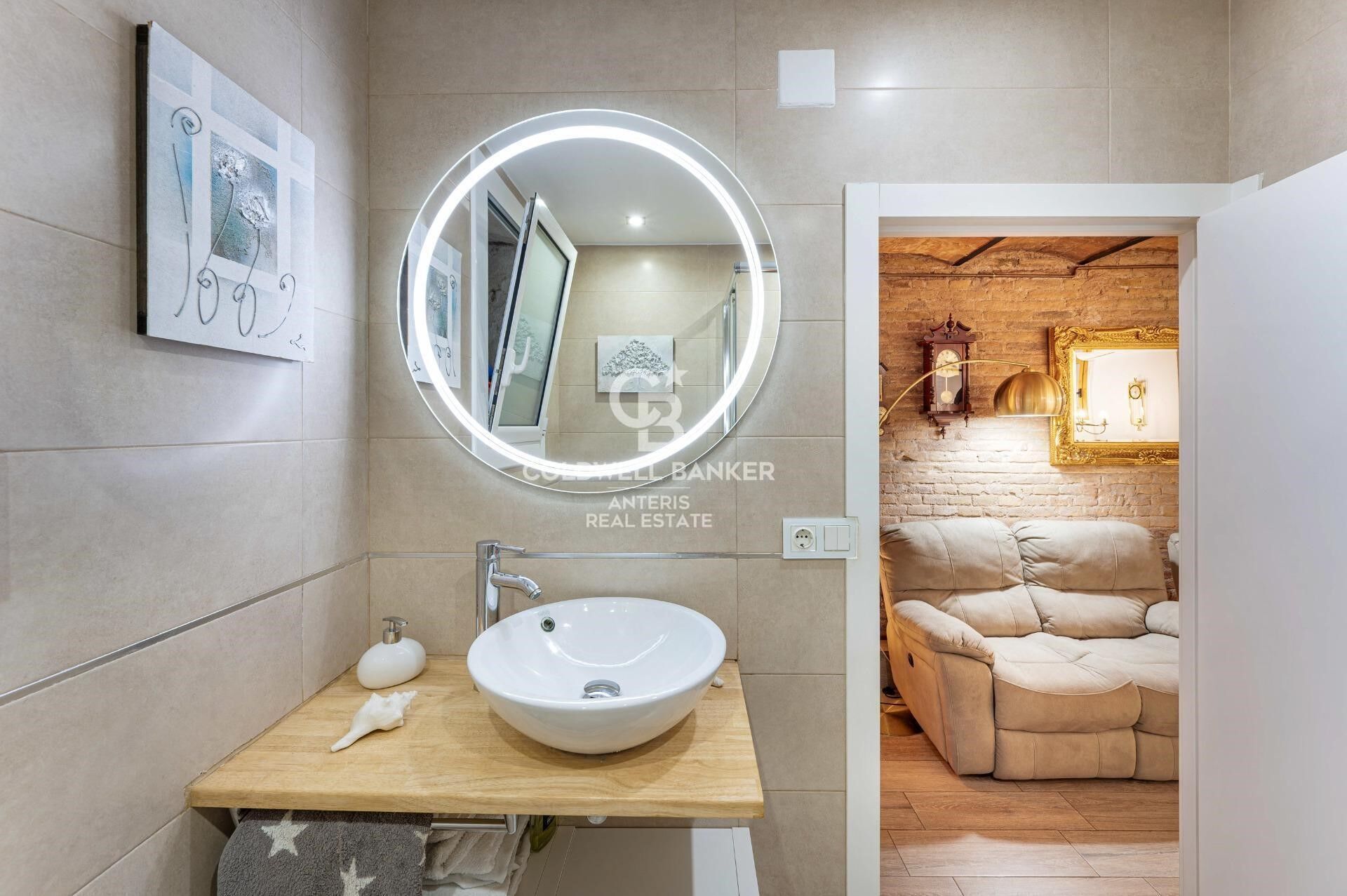 Tríplex de 200 m² con dos terrazas privadas y ascensor en finca regia junto a Montjuïc