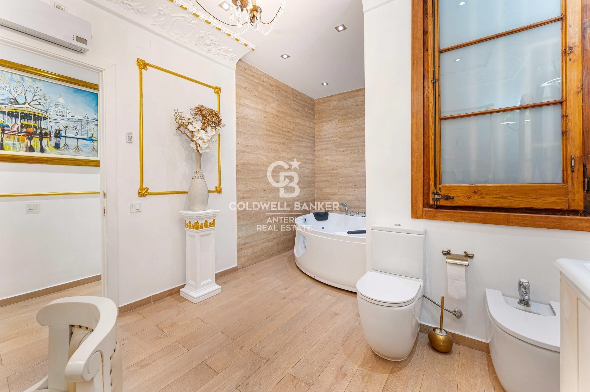 Tríplex de 200 m² con dos terrazas privadas y ascensor en finca regia junto a Montjuïc