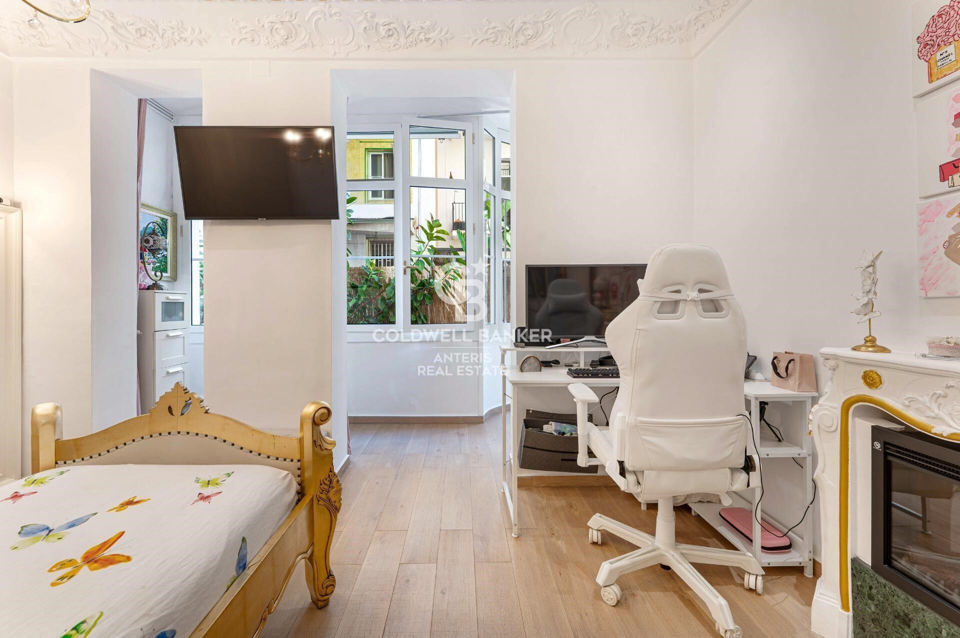Tríplex de 200 m² con dos terrazas privadas y ascensor en finca regia junto a Montjuïc