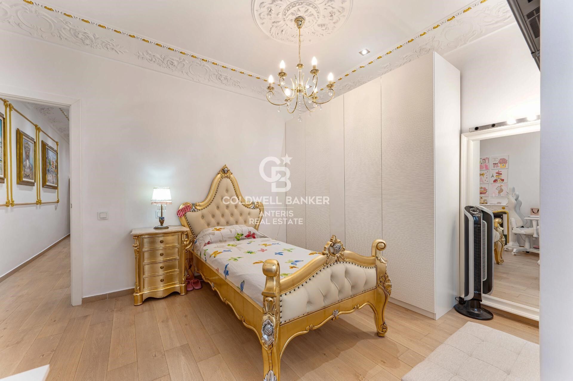 Tríplex de 200 m² con dos terrazas privadas y ascensor en finca regia junto a Montjuïc