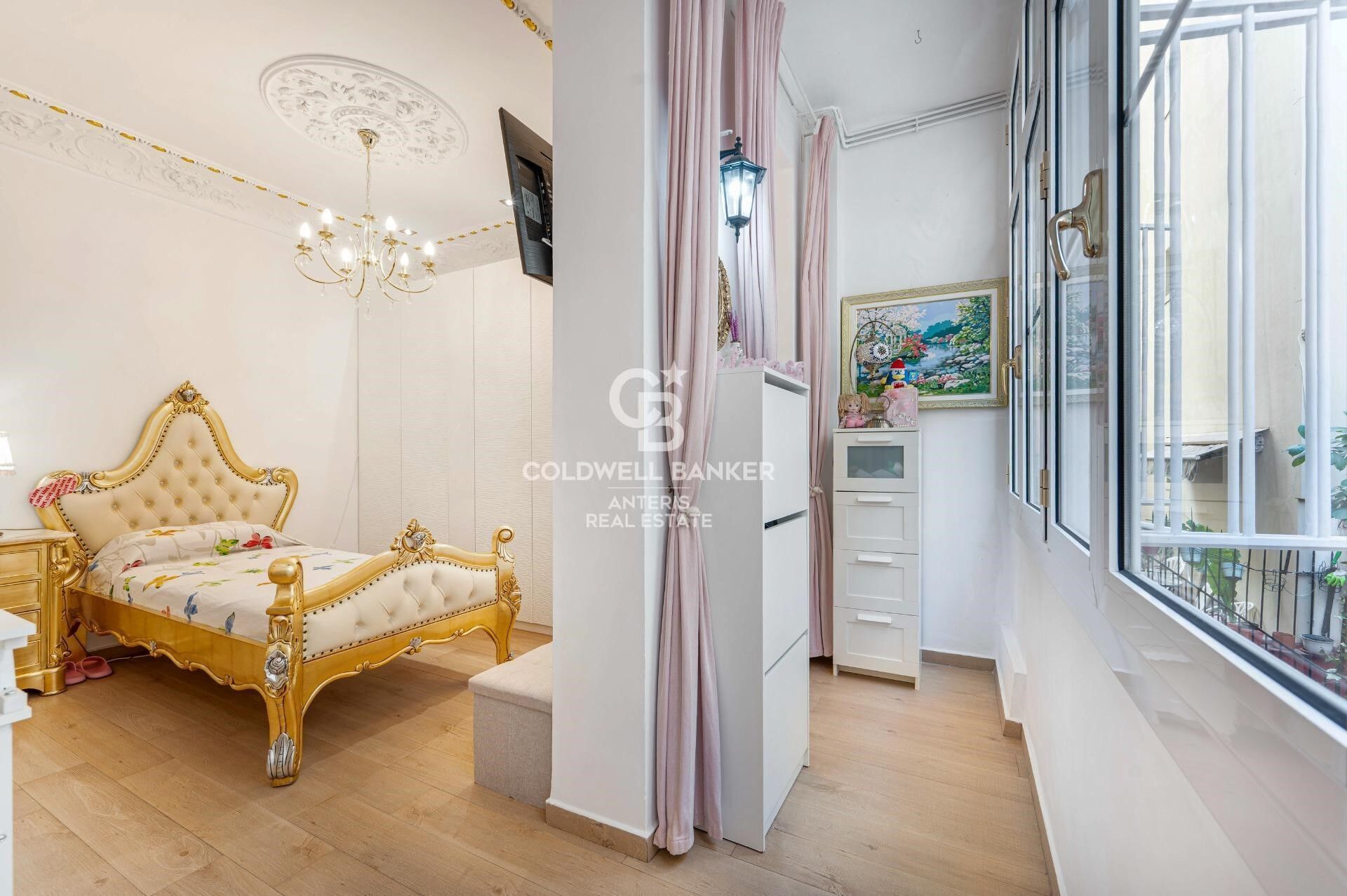 Tríplex de 200 m² con dos terrazas privadas y ascensor en finca regia junto a Montjuïc