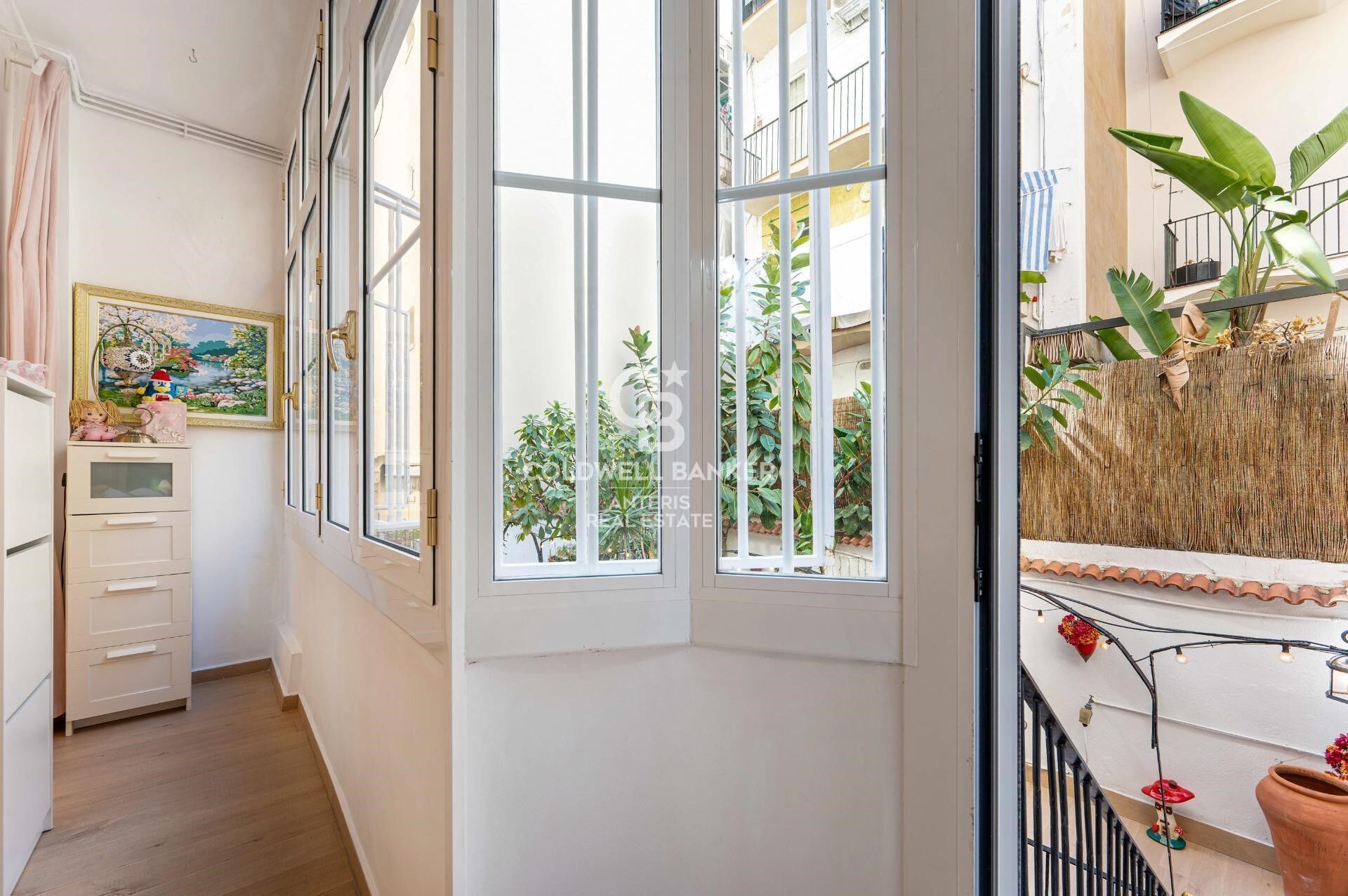 Tríplex de 200 m² con dos terrazas privadas y ascensor en finca regia junto a Montjuïc