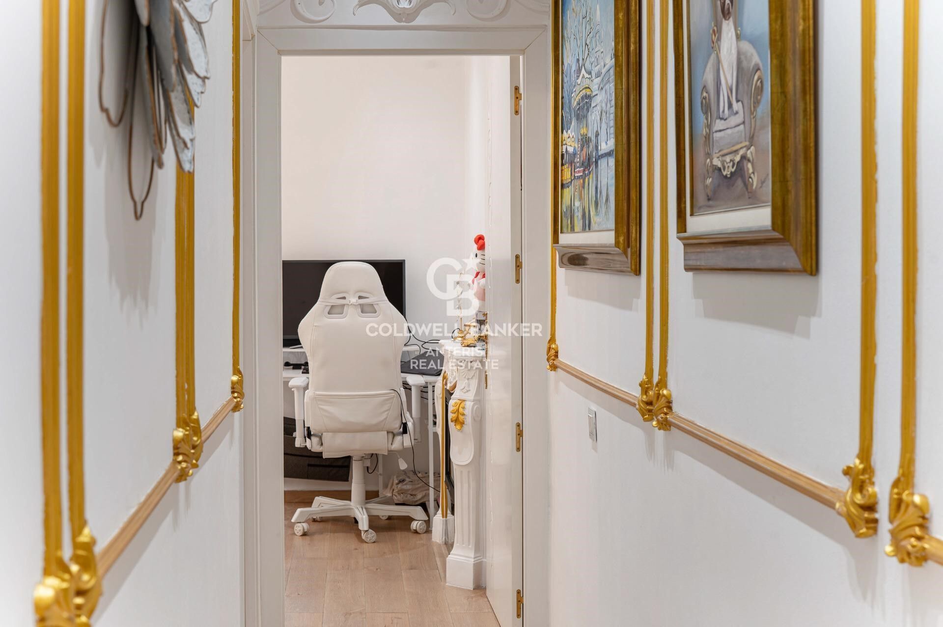 Tríplex de 200 m² con dos terrazas privadas y ascensor en finca regia junto a Montjuïc