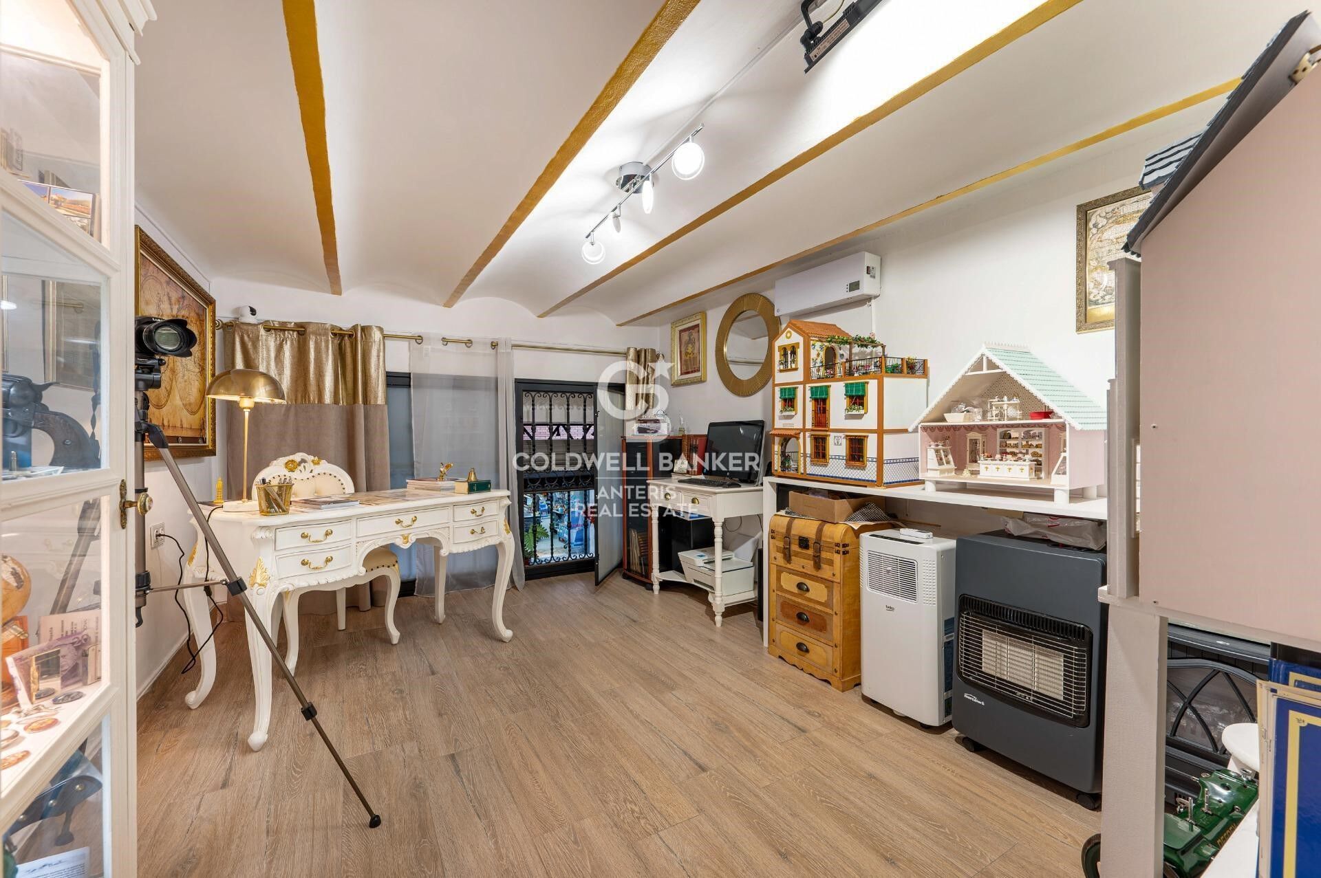 Tríplex de 200 m² con dos terrazas privadas y ascensor en finca regia junto a Montjuïc