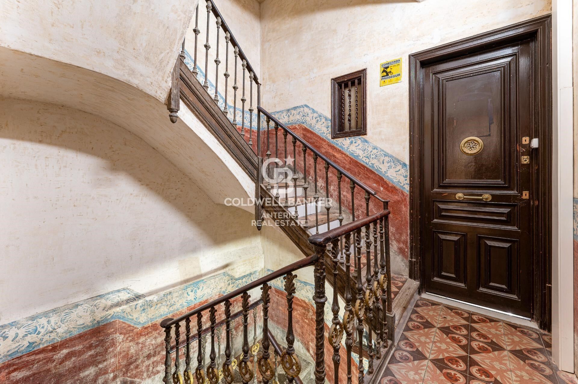 Tríplex de 200 m² con dos terrazas privadas y ascensor en finca regia junto a Montjuïc