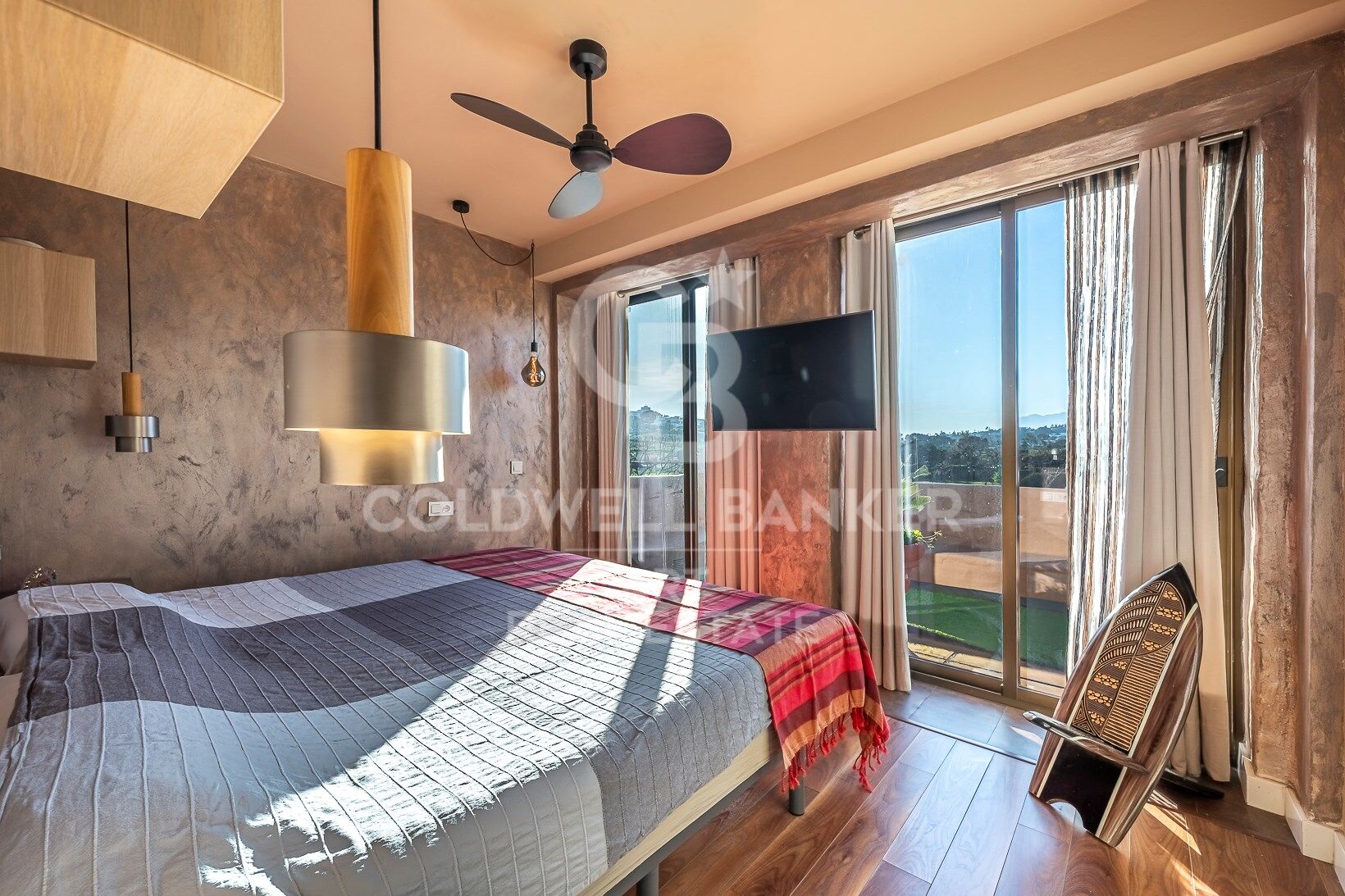 Espectacular ático dúplex con vistas abiertas en Estepona