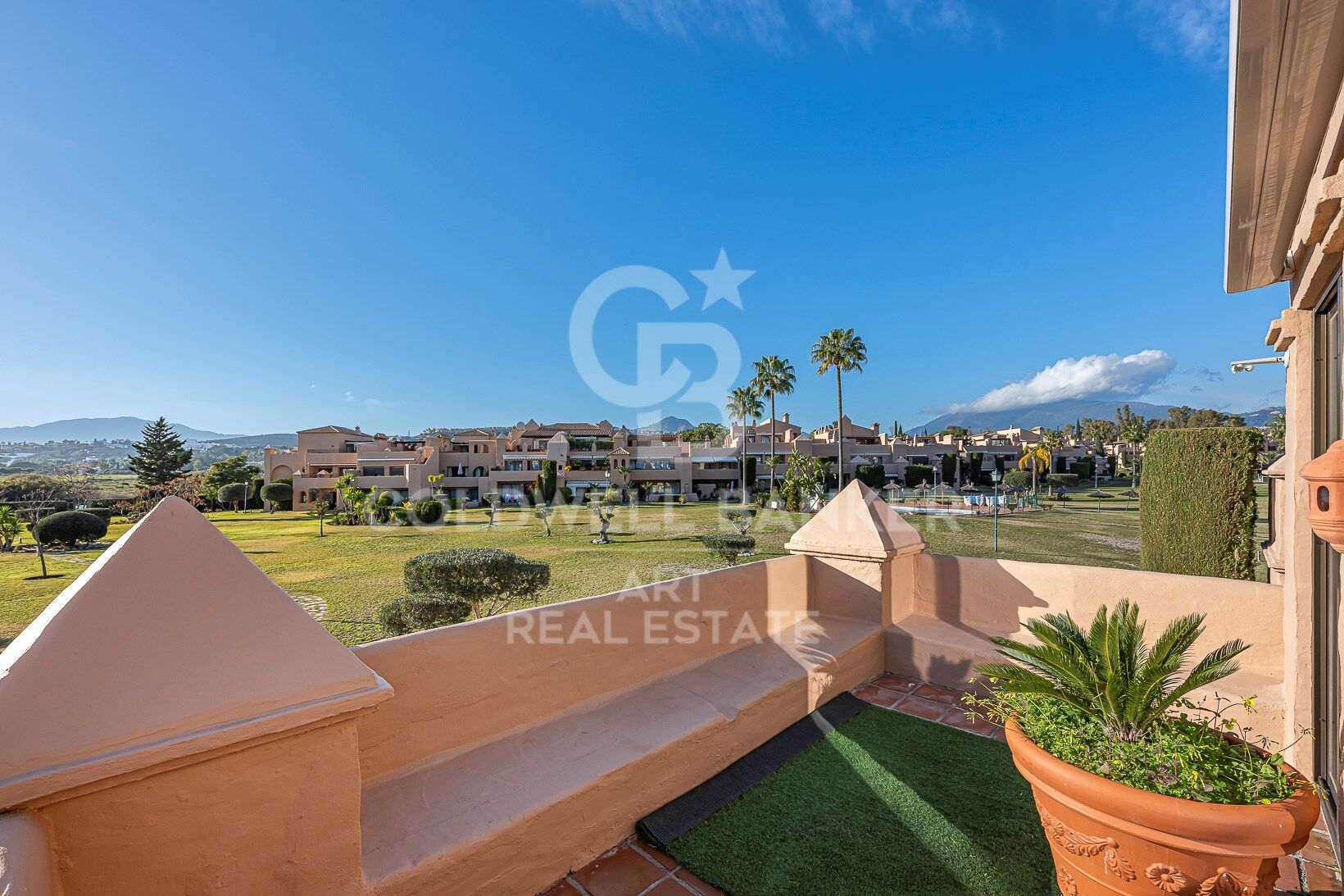 Espectacular ático dúplex con vistas abiertas en Estepona