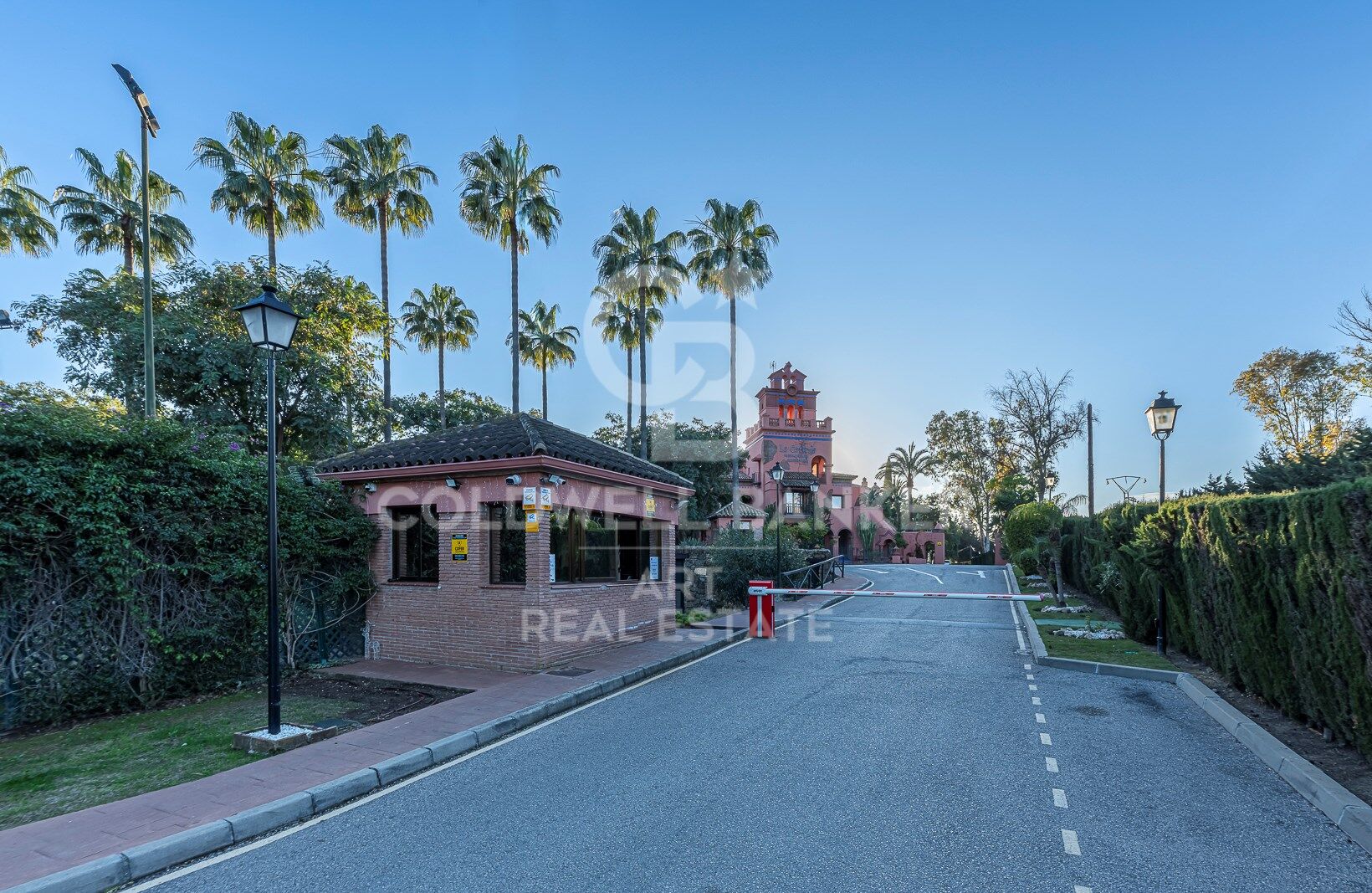 Espectacular ático dúplex con vistas abiertas en Estepona