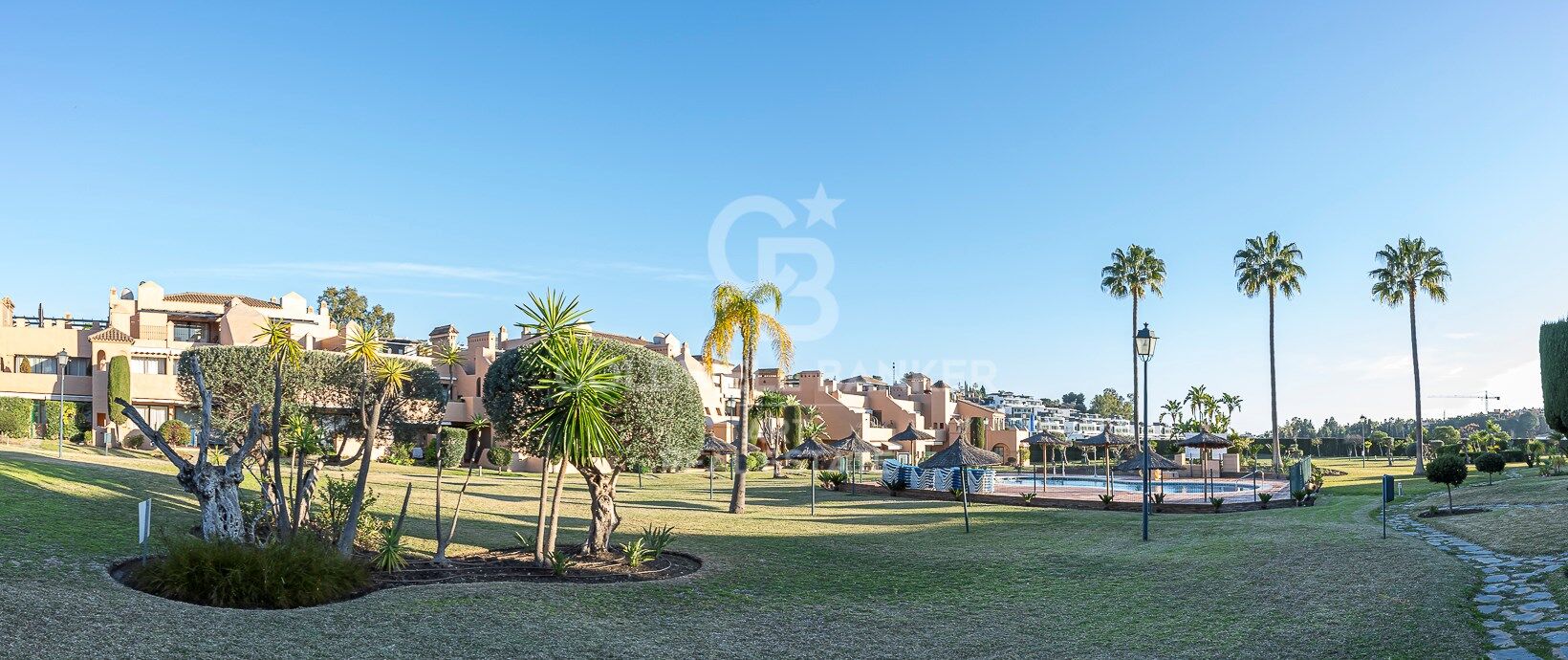 Espectacular ático dúplex con vistas abiertas en Estepona