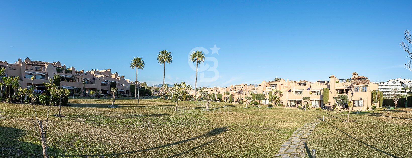 Espectacular ático dúplex con vistas abiertas en Estepona