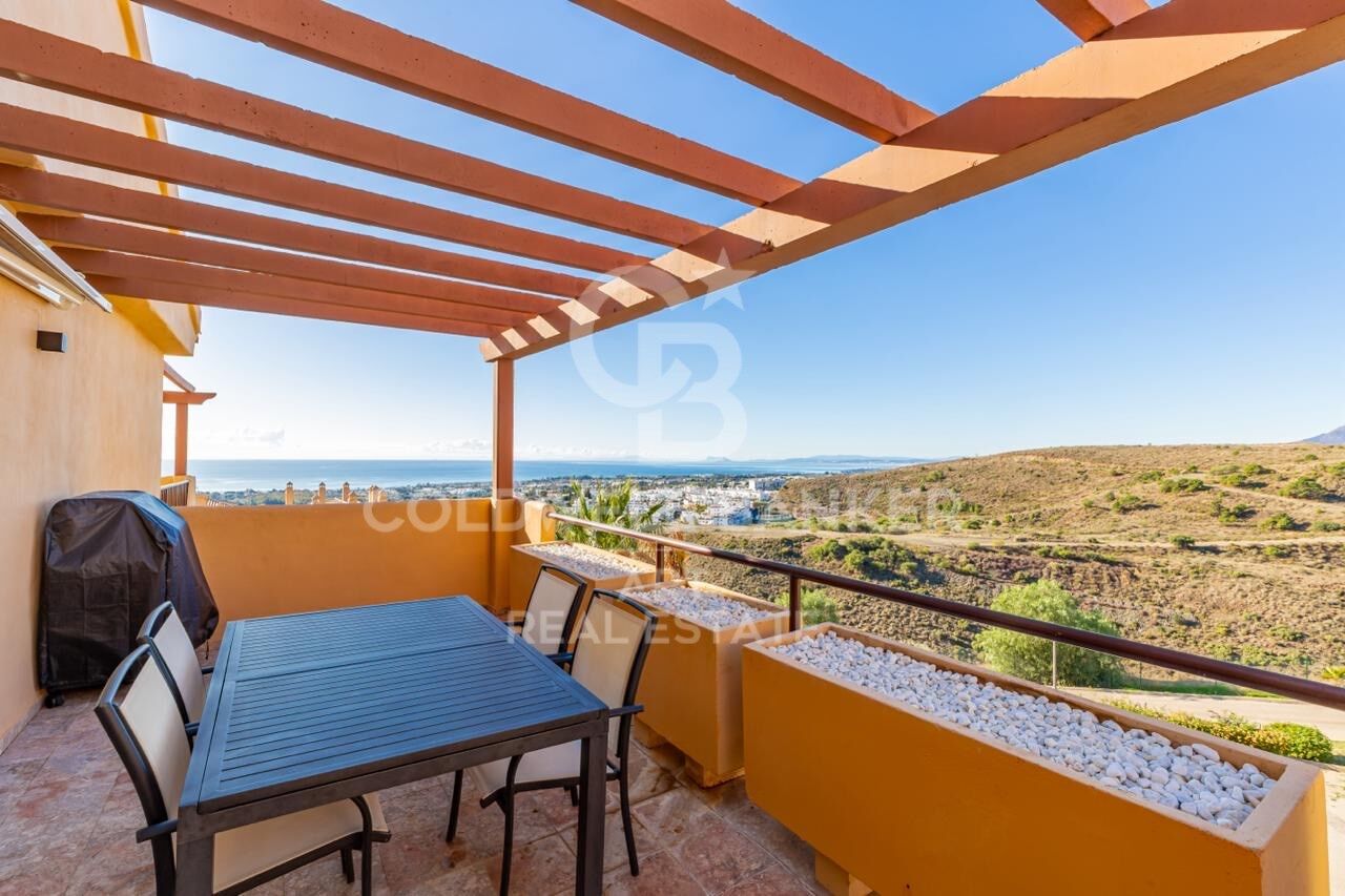 2 bedroom penthouse with stunning panoramic sea views in Benahavís