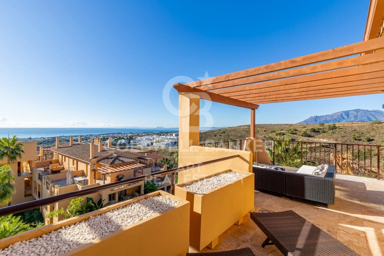 2 bedroom penthouse with stunning panoramic sea views in Benahavís