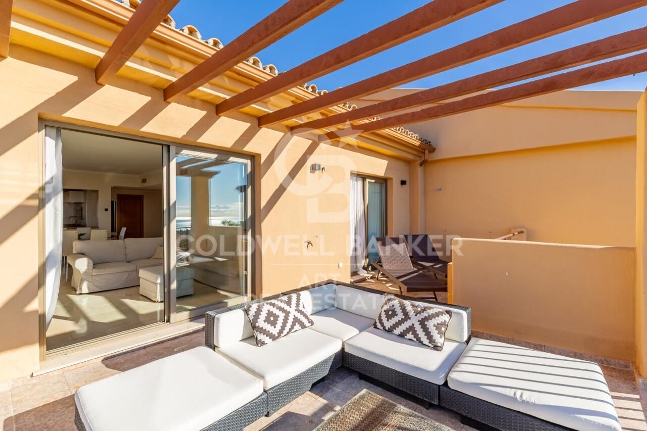 2 bedroom penthouse with stunning panoramic sea views in Benahavís