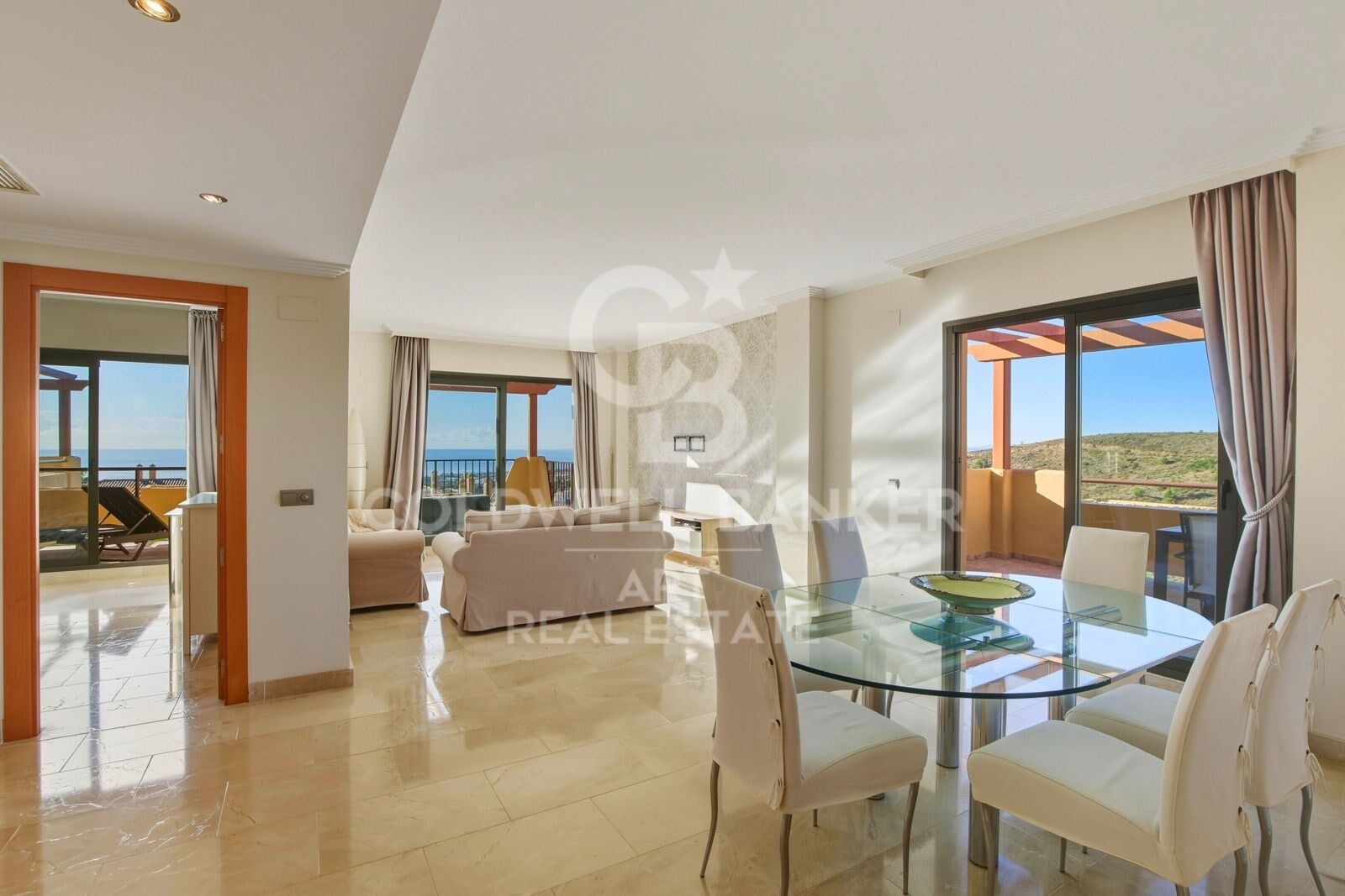 2 bedroom penthouse with stunning panoramic sea views in Benahavís