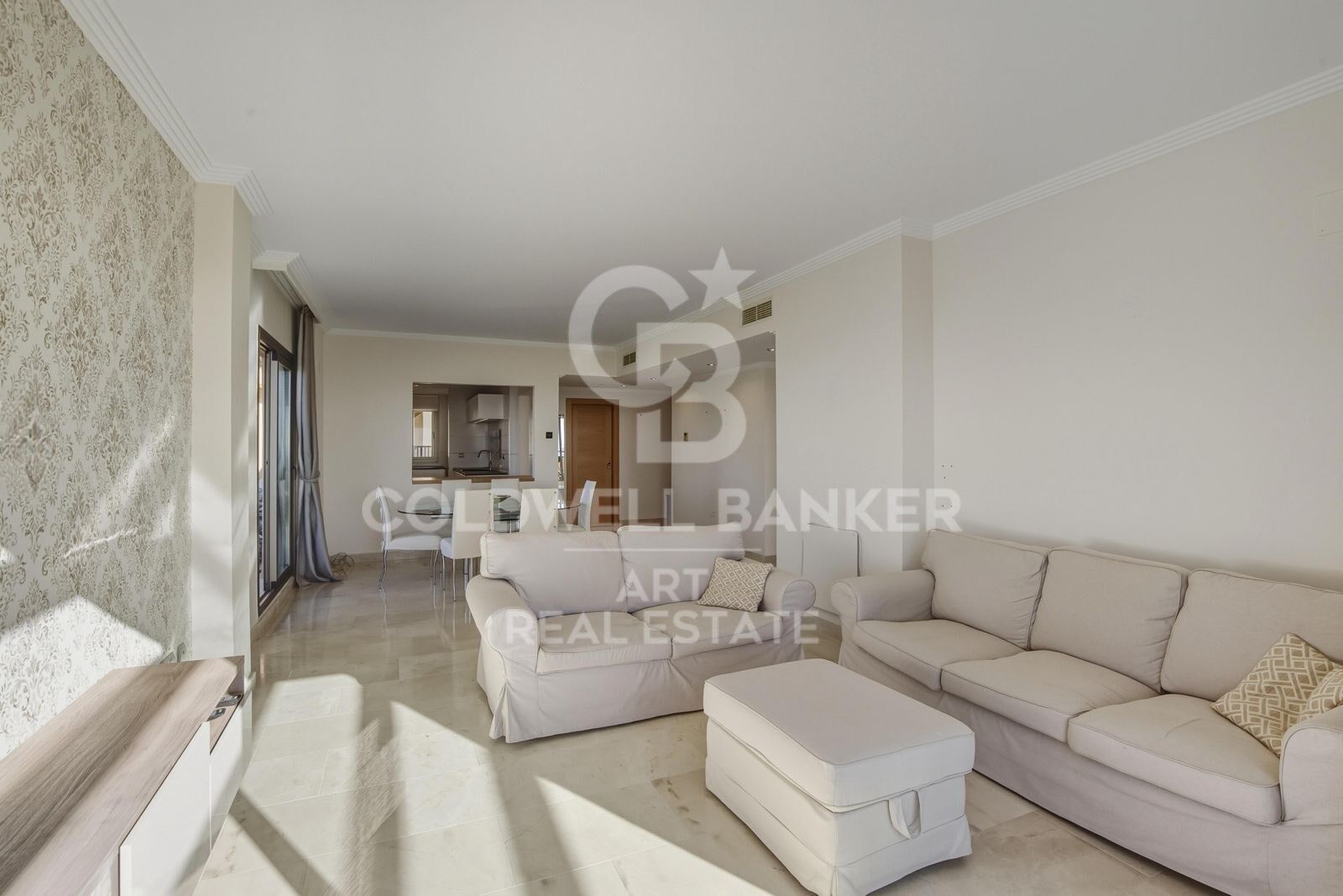 2 bedroom penthouse with stunning panoramic sea views in Benahavís