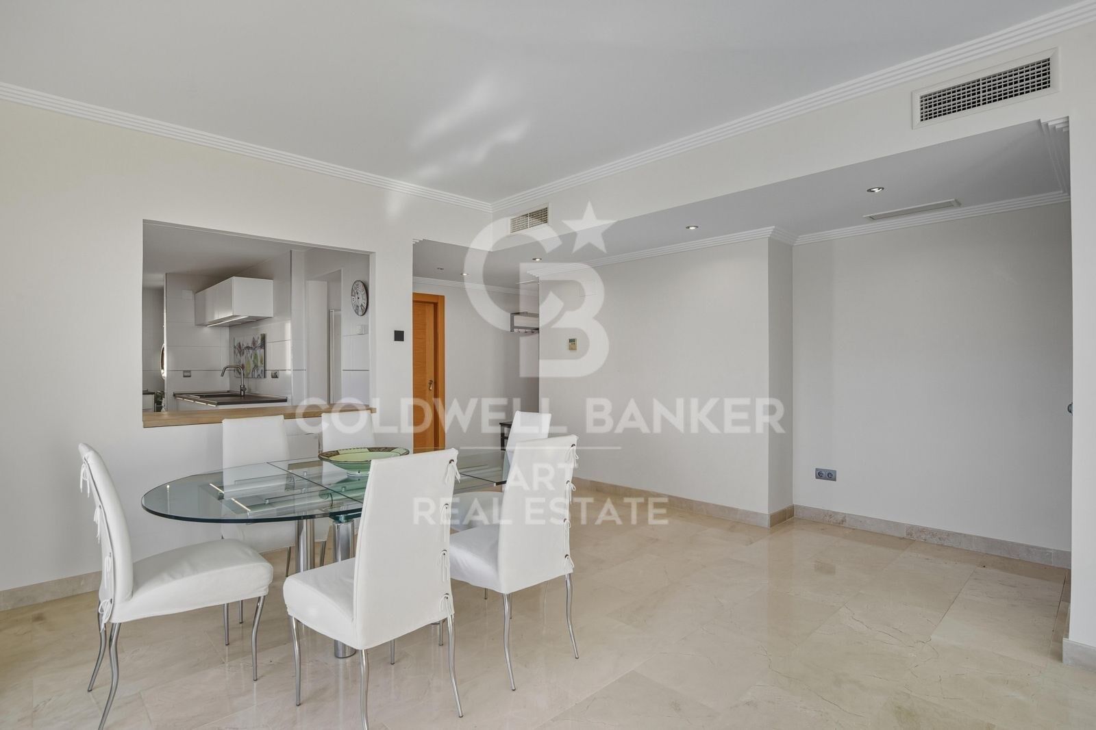 2 bedroom penthouse with stunning panoramic sea views in Benahavís